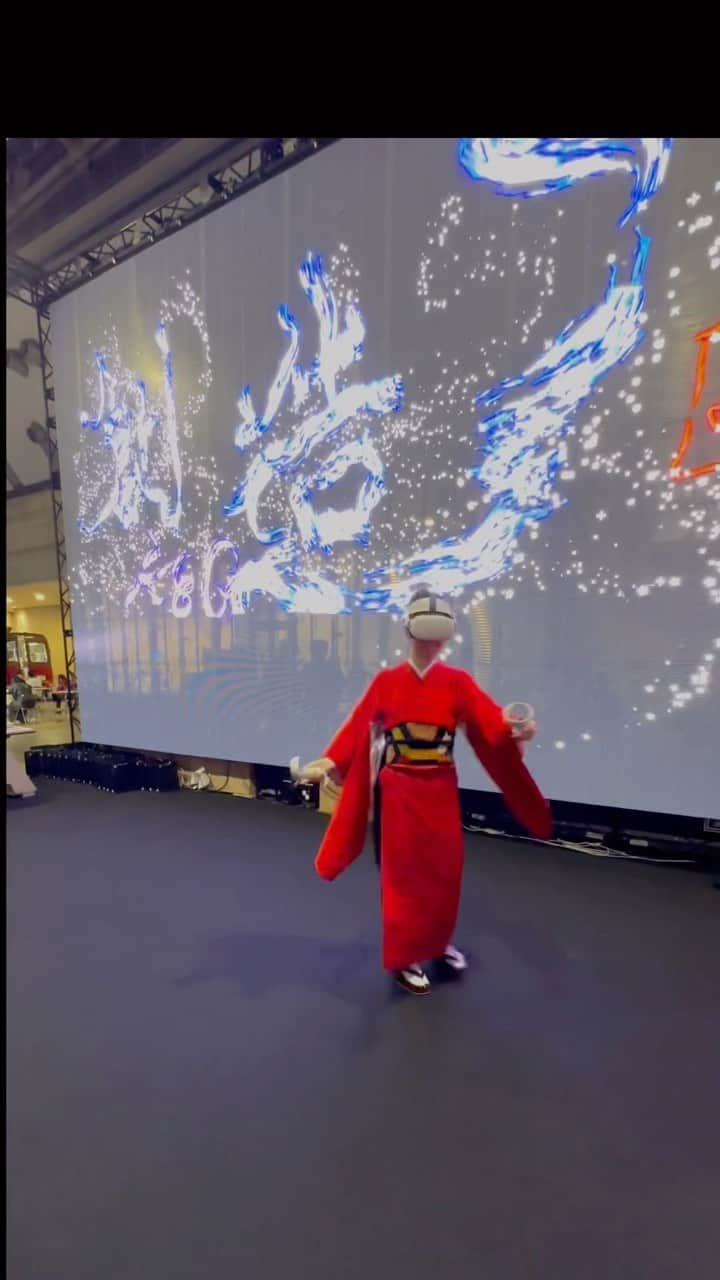 青柳美扇のインスタグラム：「I did a VR calligraphy performance at Tokyo Big Sight.  Calligraphy drawings can be expressed on a huge LED panel.   東京ビッグサイトでVR書道パフォーマンスをしました😎  #VR #vrart #aoyagibisen #japan #japanese #japanesegirl #manga #anime #calligraphy #calligraphymasters #shodo #meta #art #artist  #culture #live #青柳美扇 #kimono #japaneseculture #led @kgvisual_japan」