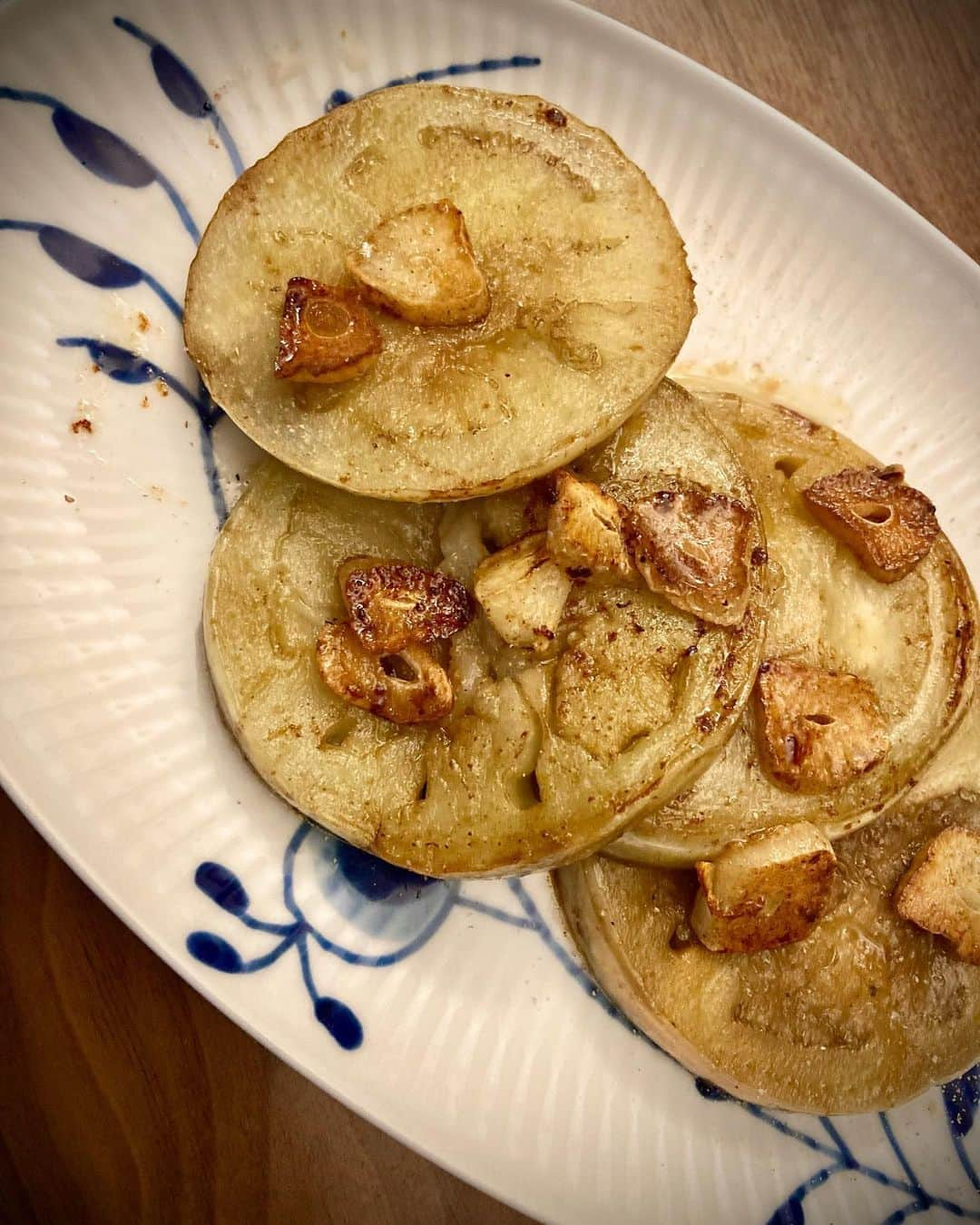 蓮水ゆうやさんのインスタグラム写真 - (蓮水ゆうやInstagram)「「白茄子のステーキ」  熱したオリーブオイルにニンニクを入れて香りが出たら2、3cmの厚みに切った白茄子をソテーして、最後にバターを入れたらお醤油をサッと回し入れて火を止める。  ビールが進むよ🍺  #おつまみレシピ#白茄子レシピ #茄子のステーキ #夏のビールは最高」7月5日 21時24分 - hasumi_yuya