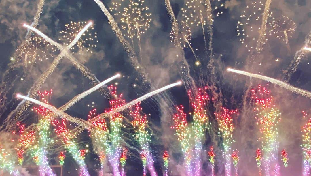 森本千絵さんのインスタグラム写真 - (森本千絵Instagram)「Yuming 50th Anniversary 〜真夏の夜の夢〜  東京競馬場で ユーミンと、 ユーミンの音楽で、 見上げる花火大会♫  花火が打ち上がる光の筋と、 空へ願いをかける歌声が 共鳴しすぎていて 最高に美しかったです！  競馬場でみる 花火大会、なかなか よいものですね。」7月5日 21時28分 - chiemorimoto_goen