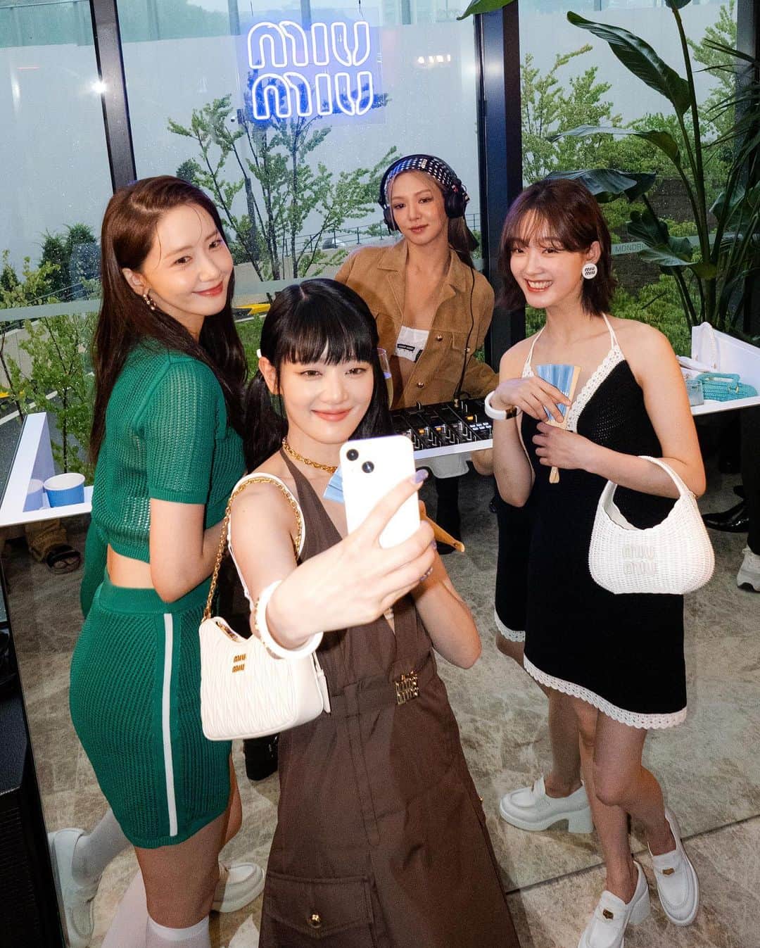 가로수길 , Seoulのインスタグラム：「Miu Miu CLUB L’ETE_Seoul  어린시절 나의 요정 소녀시대  윤아님 효연님 원없이 본날 🫣  미우미우 만세 🙌🏻🙌🏻」