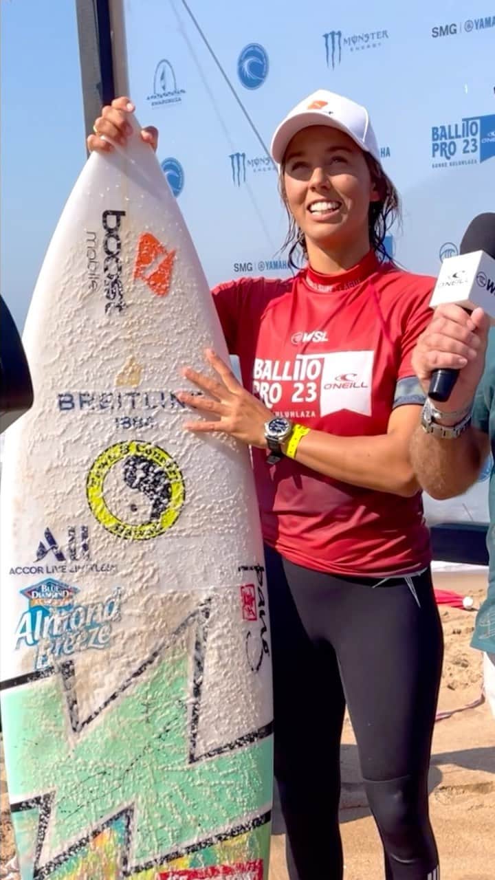 サリー・フィッツギボンズのインスタグラム：「Connecting to everything I love about game day at the #BallitoPro 👊🏼🫶🏼 ————— Staying Connected with my @boostaus #Refurbished iPhone… @boostaus International roaming allows me to access everything I need to prepare…My Surf Coach App, @wsl app for scores and replays, Music and contacting my team 👌🏼」