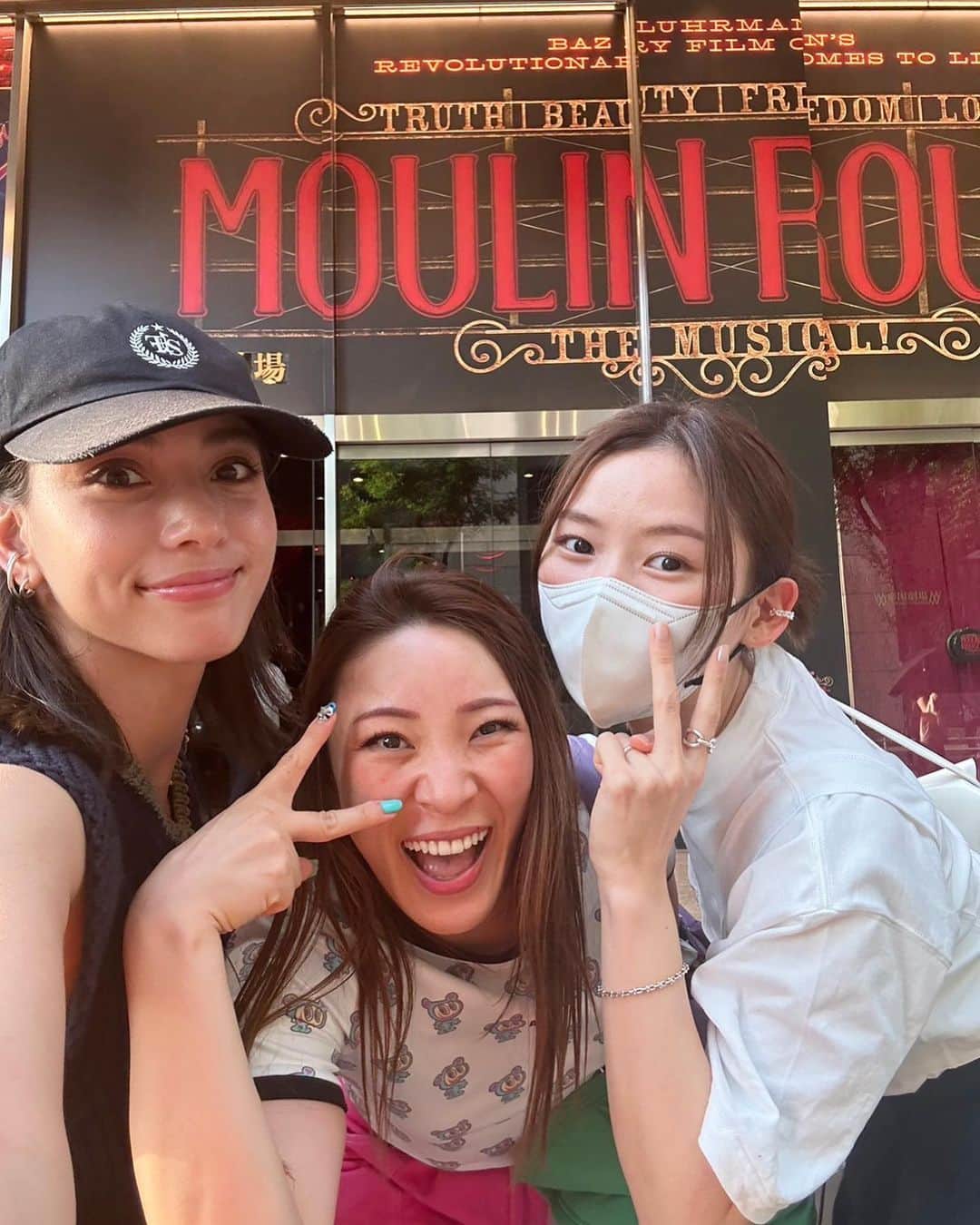 滝沢カレンのインスタグラム：「フワちゃんと朝日ちゃんで、 井上芳雄さんのミュージカルである ムーラン・ルージュを観に行きました🎪✨  井上さんは行列のできる相談所が同じなんです☺️  ミュージカルを基地として活躍されている井上さんの本場を観に行けたことほんとうにありがたく思いました。  いつも隣の席や前の席や中央の場所で、 東野さんや後藤さんの止まらないお喋り渦にしっかりついて行き、さらに場も盛り上げてくれるあの井上さんの姿が一瞬思い出せなくなるほどでした。  舞台にいる井上さんは、足から頭までまずキラキラしていて、目の奥では喜怒哀楽を語り、喉と口からは美声の嵐が止まりません。  一瞬で私たちの目を舞台に流し込む井上さんから始まり、出場者たちがほんとうに素敵でした。✨✨✨  あんな瞬間、瞬間を作れる井上さんは、 空間アドバイザーや清々しい空気に間違いなく嫉妬されていると思います🥹  フワちゃんと朝日ちゃんと、 大興奮話でご飯屋さんに向かいました。  ご飯屋さんではひとりひとりトイレに閉じ籠りミュージカルTシャツにお着替え👚😆  井上さんを称える会みたいになったと思えば、 いろんな話を結局しました☺️  楽しく夢みたいな一日でした☺️🩵」