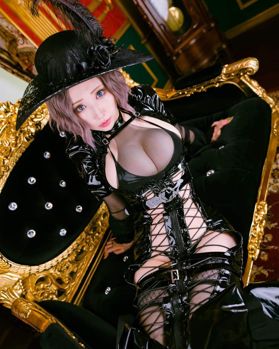 のインスタグラム：「魔女じょじょ ⁡ * * * * * 🍑ももれくフレンズ予定🍑 ⁡ 8/11　コスホリック36 8/13　コミケ102 ※サークル参加！ 8/20　屋形船で打上げ予定 8/27　東京バンビーナ撮影会 ⁡ 🍑毎日更新中ファンクラブサイト「Fantia」🍑 Instagramに載せられないのが載ってます♡ https://fantia.jp/fanclubs/17179 ⁡ 🍑＼To my overseas fans／🍑 ▶️https://www.patreon.com/momoreku ⁡ 🍑毎日更新中ファンクラブサイト「Fantia」🍑 Instagramに載せられないのが載ってます♡ https://fantia.jp/fanclubs/17179 ⁡ * * * * * #エナメル #貴婦人 #魔女 #マーメイドワンピース  #ボブ #黒 #black #gorgeous #womanfashion  #角色扮演 #cosplaygirl」