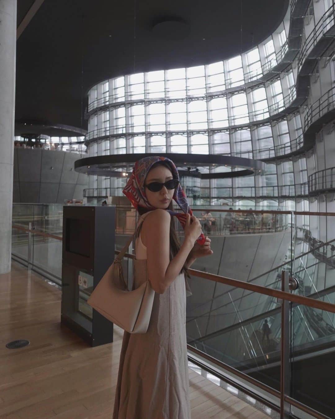 のインスタグラム：「先日、美術館へ♡  私にとってアートは もう一度自分と出会い直せる場所。 色々な気付きがある時間は最高の贅沢✨  この日のテーマは『愛』  人間の根源的感情の愛は 西洋美術の根幹となるテーマの1つ。  愛はどこにでもある と同時に本当はどこにあるんだろうね🤔  🤍」