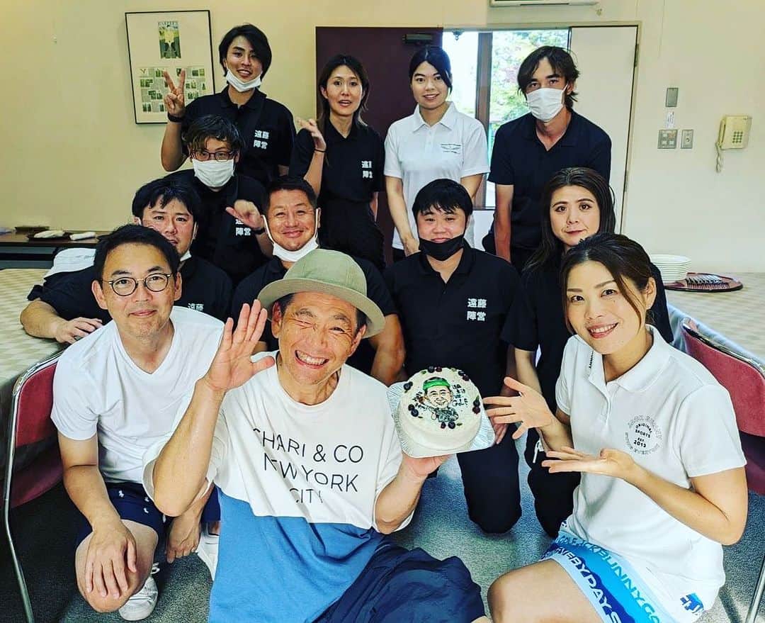 遠藤章造のインスタグラム：「一足早く52ちゃいお祝いして貰いました🎂VSゴルフスタッフありがとー🙏 #遠藤章造#ココリコ#誕生日#VS#ゴルフ#ありがとう」