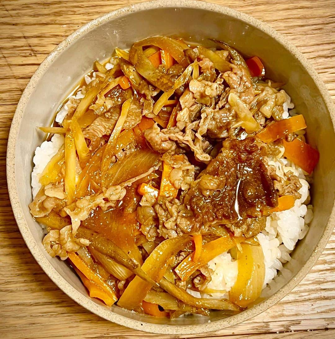 のインスタグラム：「2023年7月5日。 ほんのりカレー風味の牛丼。 #とっつぁん料理」