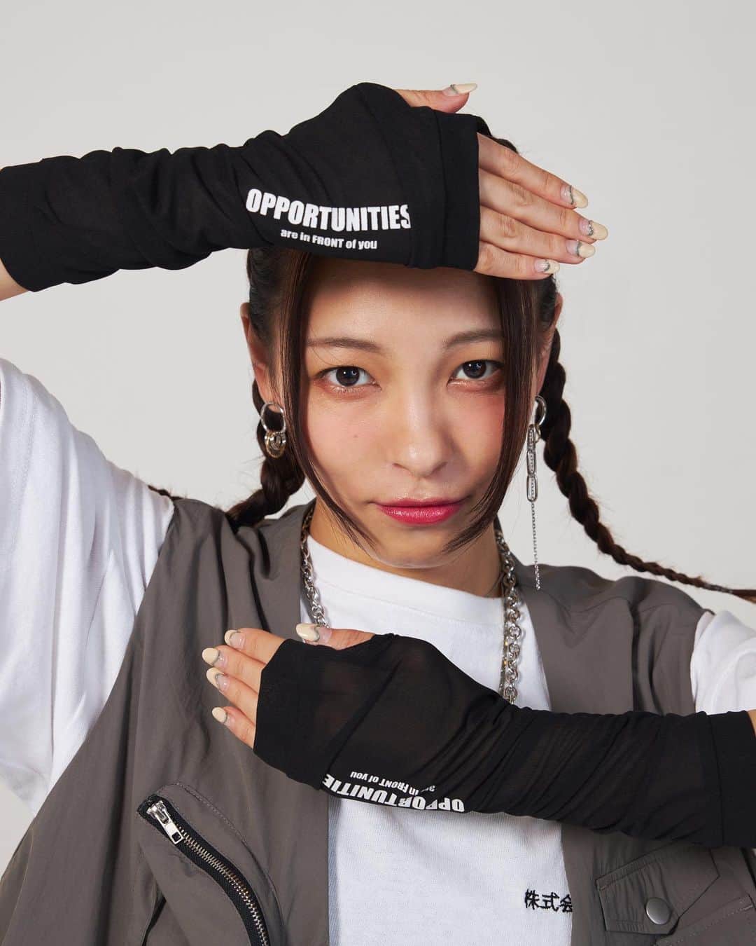 ジェニーさんのインスタグラム写真 - (ジェニーInstagram)「【報告】 この度、洋服をプロデュース させて頂きました!!🥳🎉✨  四品目は『アームウォーマー』🥹💕 （レディースものです!!）  1️⃣夏向け！シアー素材である！！ アームウォーマーはニット素材が多くて 夏につけて痩せ我慢する方見てほしい！  シアーだから蒸れにくいし、暑くないの😭✨  2️⃣ロゴをつけてみたなり マジが基本的に多いアームウォーマー。 そこにワンポイントのロゴを追加して シンプルだけど存在感のある感じに！  ロゴのおかげでストリート感が増して それが夏っぽいなーって思ったりする笑  4️⃣最後の写真を見てもらうと分かると思うんだけど ジャケットとこうやって合わせるのありなんだって！ 個人的に結構意外だったかも？😳😳😳  オールシーズンにオススメのアームウォーマーは FRONT ROW by UUUMのサイトにて 7月10日(月)まで受注販売してるよ！ まだまだあるからまた投稿するねー！」7月5日 21時40分 - _jenni_2017_