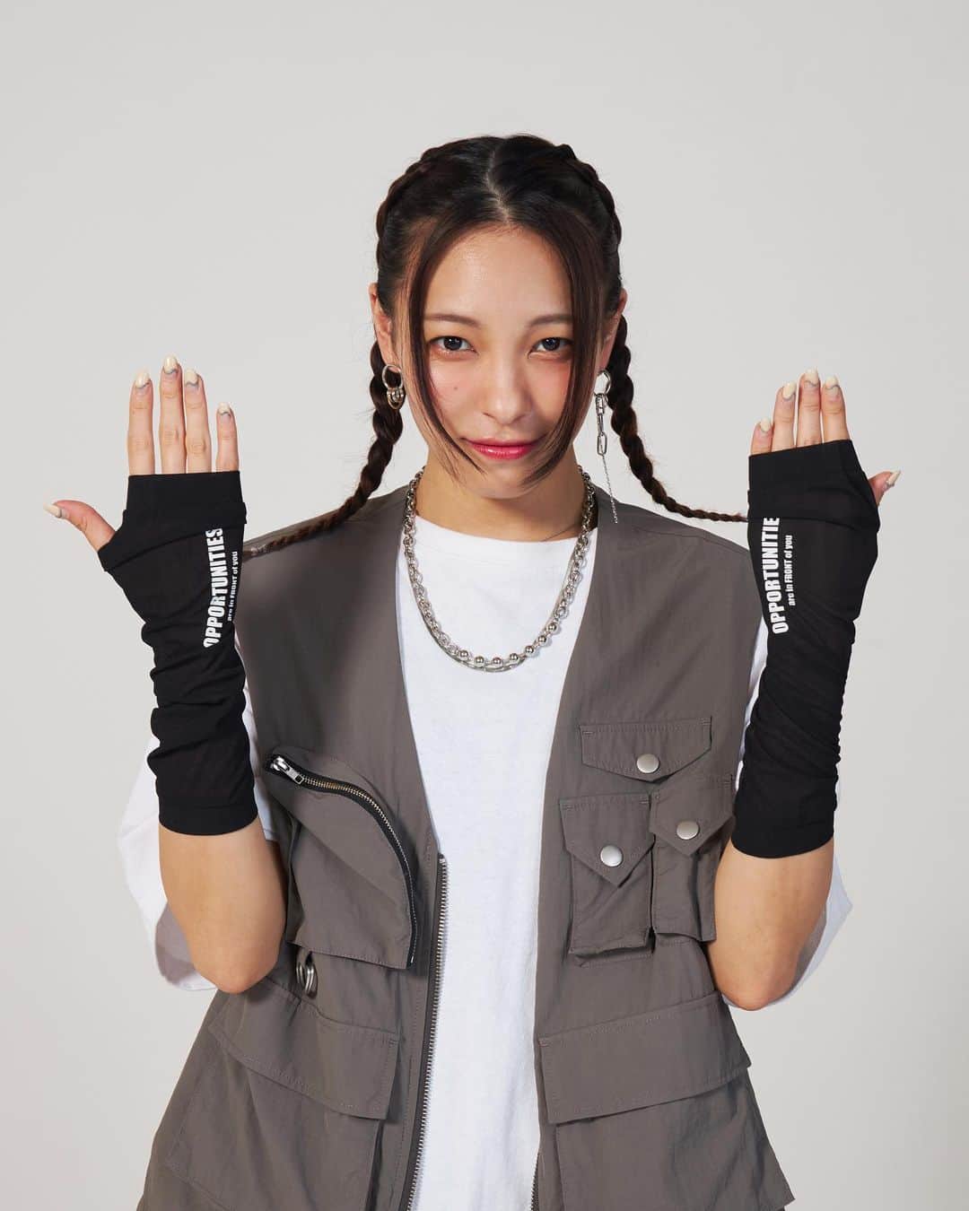 ジェニーさんのインスタグラム写真 - (ジェニーInstagram)「【報告】 この度、洋服をプロデュース させて頂きました!!🥳🎉✨  四品目は『アームウォーマー』🥹💕 （レディースものです!!）  1️⃣夏向け！シアー素材である！！ アームウォーマーはニット素材が多くて 夏につけて痩せ我慢する方見てほしい！  シアーだから蒸れにくいし、暑くないの😭✨  2️⃣ロゴをつけてみたなり マジが基本的に多いアームウォーマー。 そこにワンポイントのロゴを追加して シンプルだけど存在感のある感じに！  ロゴのおかげでストリート感が増して それが夏っぽいなーって思ったりする笑  4️⃣最後の写真を見てもらうと分かると思うんだけど ジャケットとこうやって合わせるのありなんだって！ 個人的に結構意外だったかも？😳😳😳  オールシーズンにオススメのアームウォーマーは FRONT ROW by UUUMのサイトにて 7月10日(月)まで受注販売してるよ！ まだまだあるからまた投稿するねー！」7月5日 21時40分 - _jenni_2017_