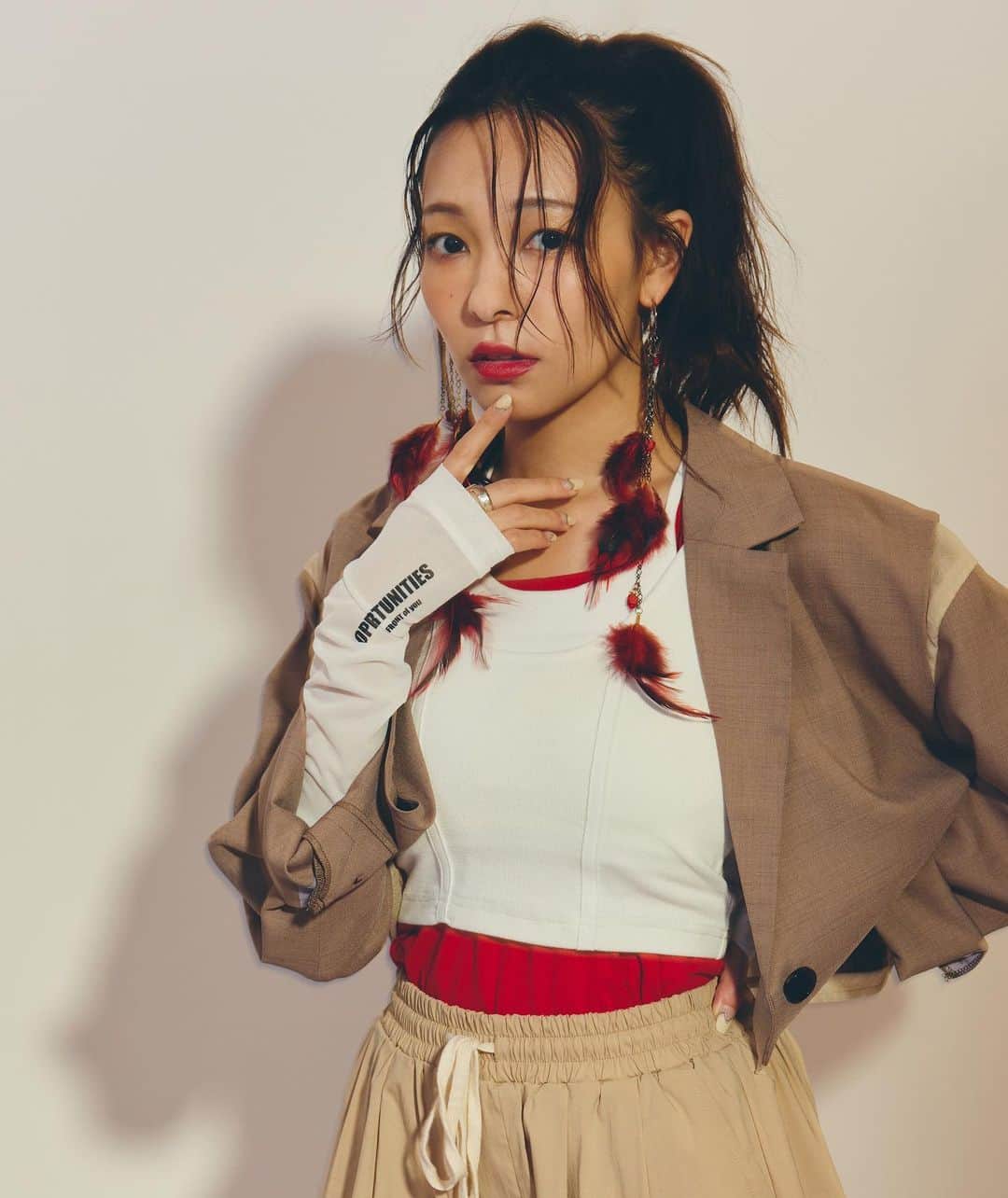 ジェニーさんのインスタグラム写真 - (ジェニーInstagram)「【報告】 この度、洋服をプロデュース させて頂きました!!🥳🎉✨  四品目は『アームウォーマー』🥹💕 （レディースものです!!）  1️⃣夏向け！シアー素材である！！ アームウォーマーはニット素材が多くて 夏につけて痩せ我慢する方見てほしい！  シアーだから蒸れにくいし、暑くないの😭✨  2️⃣ロゴをつけてみたなり マジが基本的に多いアームウォーマー。 そこにワンポイントのロゴを追加して シンプルだけど存在感のある感じに！  ロゴのおかげでストリート感が増して それが夏っぽいなーって思ったりする笑  4️⃣最後の写真を見てもらうと分かると思うんだけど ジャケットとこうやって合わせるのありなんだって！ 個人的に結構意外だったかも？😳😳😳  オールシーズンにオススメのアームウォーマーは FRONT ROW by UUUMのサイトにて 7月10日(月)まで受注販売してるよ！ まだまだあるからまた投稿するねー！」7月5日 21時40分 - _jenni_2017_