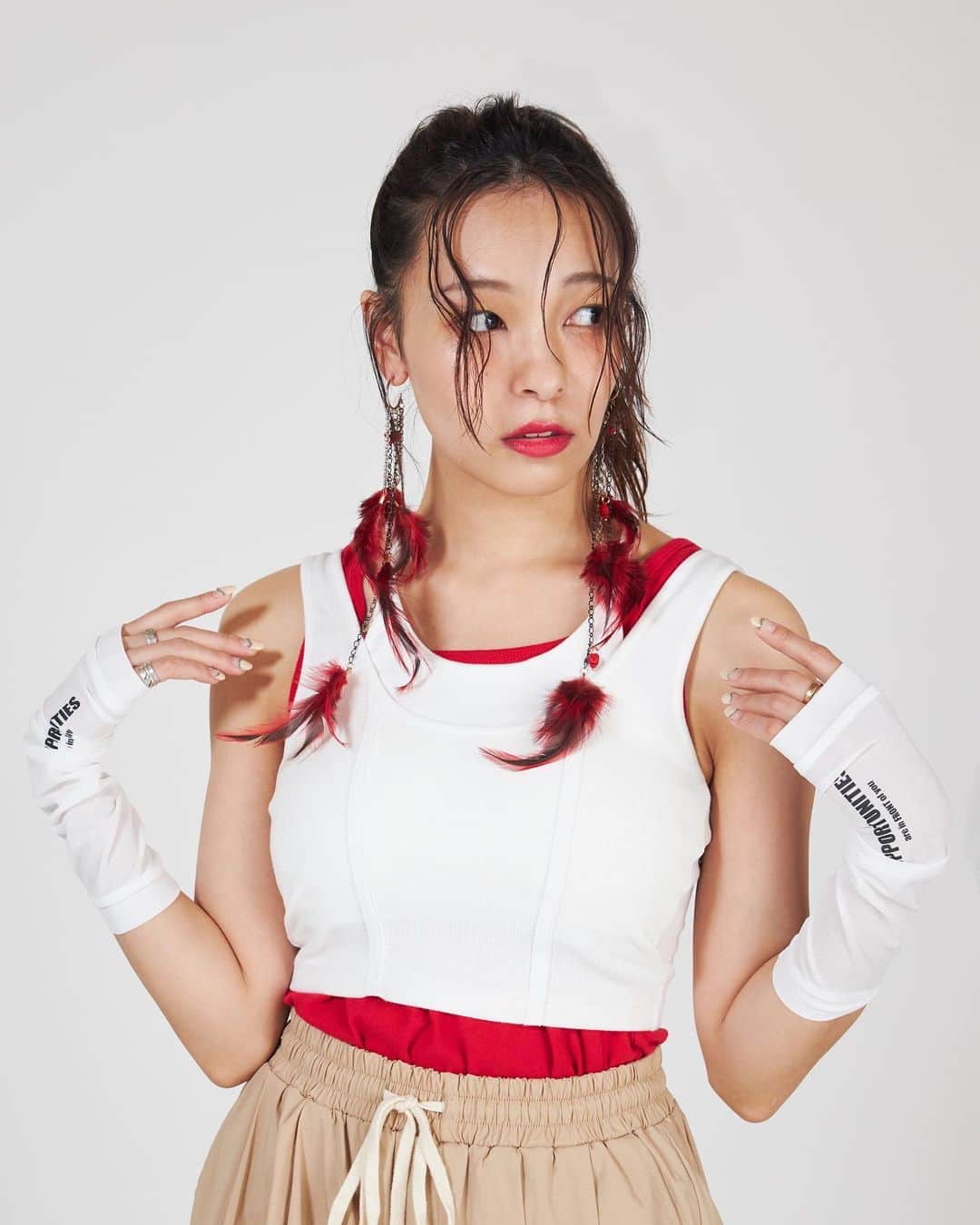 ジェニーさんのインスタグラム写真 - (ジェニーInstagram)「【報告】 この度、洋服をプロデュース させて頂きました!!🥳🎉✨  四品目は『アームウォーマー』🥹💕 （レディースものです!!）  1️⃣夏向け！シアー素材である！！ アームウォーマーはニット素材が多くて 夏につけて痩せ我慢する方見てほしい！  シアーだから蒸れにくいし、暑くないの😭✨  2️⃣ロゴをつけてみたなり マジが基本的に多いアームウォーマー。 そこにワンポイントのロゴを追加して シンプルだけど存在感のある感じに！  ロゴのおかげでストリート感が増して それが夏っぽいなーって思ったりする笑  4️⃣最後の写真を見てもらうと分かると思うんだけど ジャケットとこうやって合わせるのありなんだって！ 個人的に結構意外だったかも？😳😳😳  オールシーズンにオススメのアームウォーマーは FRONT ROW by UUUMのサイトにて 7月10日(月)まで受注販売してるよ！ まだまだあるからまた投稿するねー！」7月5日 21時40分 - _jenni_2017_