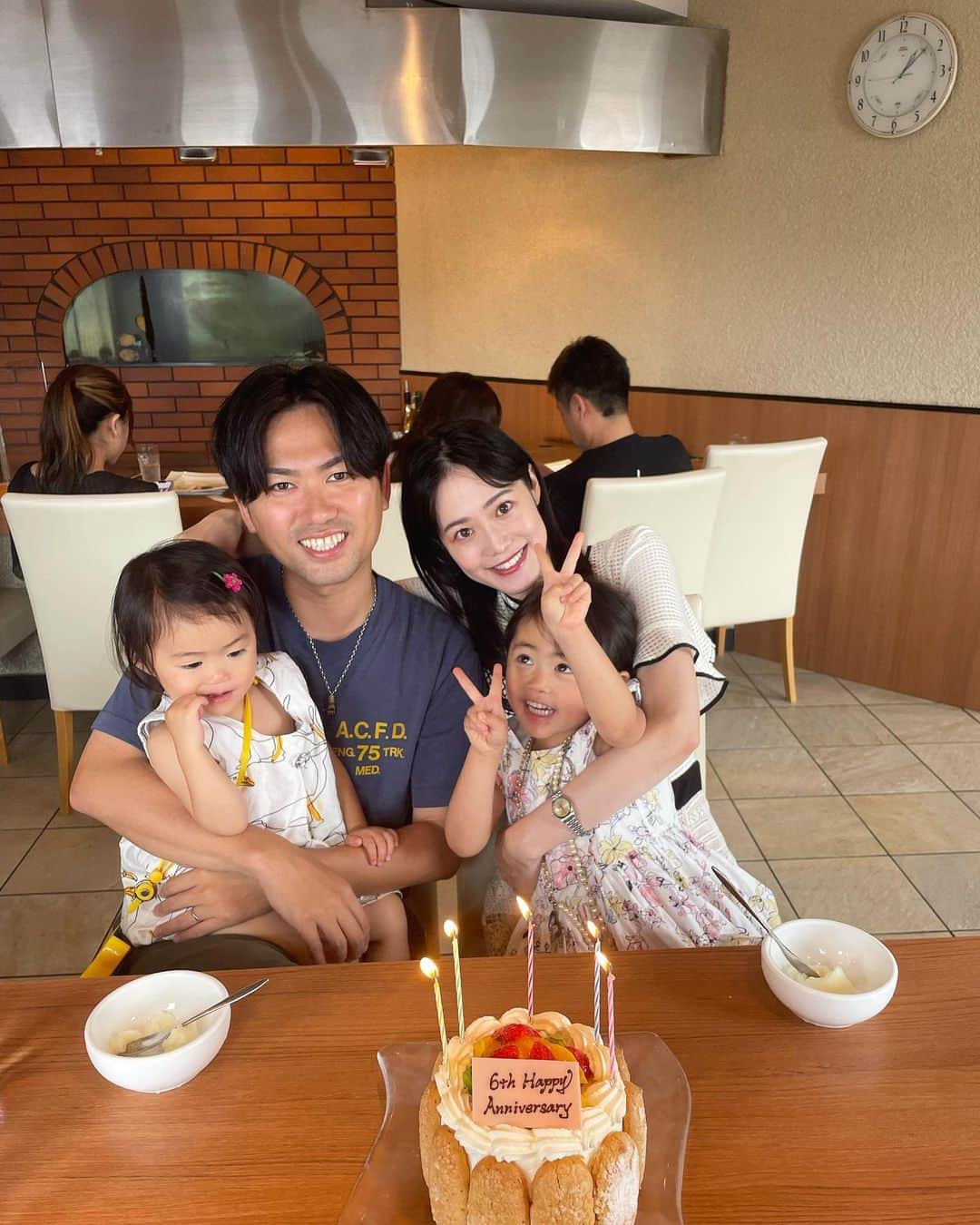 川畑ありさのインスタグラム：「結婚6年記念♡🎂 付き合って12年♡👏  変わらずずーーーっとなかよし🤭✨ 結婚してもカップルの時のまま👫♡ これは自分的に大事にしてる部分でもある🙏  何しててもぶんちゃんといると楽しくて、それだけじゃなくアリサのことも下手するとアリサより理解してくれてて🥹♡  常に幸せなのは、ぶんちゃんとにこなづのおかげやなと☺️🌈  感謝です🫰✨✨  #結婚記念日 🩷🎂 #0516」