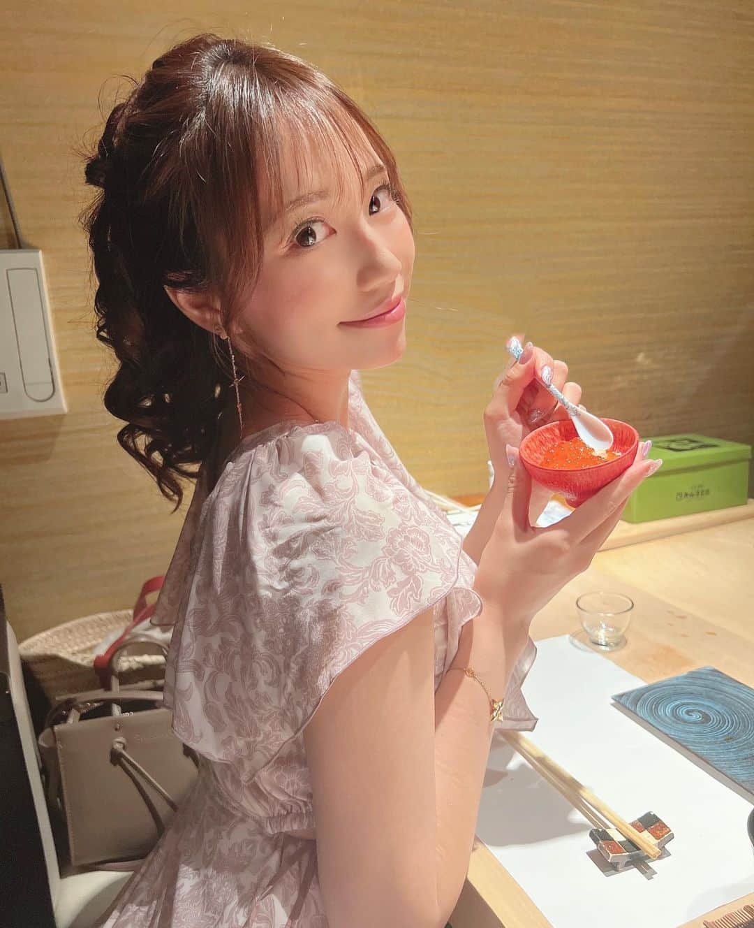 霧島聖子さんのインスタグラム写真 - (霧島聖子Instagram)「今日は渋谷にある 熟成寿司専門店 和心さんに さえちゃんと行ってきました🍣 @wagokoro10000   大将に熟成寿司のネタについて 丁寧に説明していただきながら 美味しいコースを頂戴してきました🥰 熟成される事で味に深みが増していたり甘みを感じたり、 歯ごたえがまろやかになっていたりと熟成寿司ならではの美味しさ/味わいを堪能する事が出来ました♡ 私の好きなまぐろも提供して貰いましたよぅ🐟  気さくな大将のトークで おいしく楽しいひと時を過ごせました、 ありがとうございました😘  皆さんもぜひ行ってみてね‼️ ▶︎https://www.wagokoro.space  #熟成寿司  #和心  #寿司  #お寿司  #🍣 #渋谷  #美味しかった  #グルメ  #熟成寿司専門店和心  #スワイプしてね」7月5日 21時41分 - seiko_kirishima