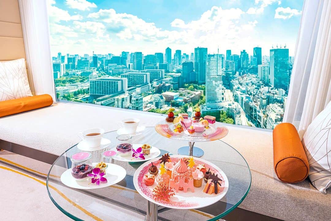 のインスタグラム：「【In-Room Afternoon Tea 〜 Pink Palace 〜】  "太平洋のピンクパレス"と称され、世界中のトラベラーか愛され続ける、ハワイの名門ホテル「ロイヤルハワイアン, ラグジュアリーコレクションリゾート, ワイキキ」とコラボレーションしたアフタヌーンティーをお部屋にお届け。  "Sunset Pink Palace"をテーマに、ハワイの海に沈みゆく夕日とピンクパレスの美しさを表現したアフタヌーンティーを、自分だけのプライベート空間でゆったりとお楽しみいただけます。  デイベットからの絶景とともにステキなティータイムを🫖  In collaboration with The Royal Hawaiian, Luxury Collection Resort, Waikiki, a prestigious hotel in Hawaii that is called the "Pink Palace of the Pacific" and is loved by travelers from all over the world, afternoon tea will be served in your room.  With the theme of "Sunset Pink Palace," the afternoon tea expresses the beauty of the Pink Palace and the sunset over the Hawaiian Sea, and can be enjoyed in the comfort of your own private space.  Enjoy a wonderful tea time with a spectacular view from the daybed 🫖.  Share your own images with us by tagging @princegallerytokyokioicho —————————————————————  #luxuryhotels #theluxurycollection #princehotels #akasaka #tokyo #visittokyo #tokyohotel #東京 #赤坂見附 #marriott #bonvoy #tokyoroom #ハワイアンフェア #hawaiianfair #Hawaii #ハワイ #royalhawaiian #ロイヤルハワイアン #pinkpalace #ピンクパレス #marriottbonvoy #afternoontea #東京アフタヌーンティー #アフタヌーンティー #inroomdining」