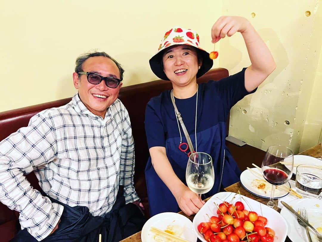 遠山正道のインスタグラム：「Soup Stock Tokyoのスープをずっーと作ってくれている桑折敦子さんの誕生日！ネットで買ったが一度もかぶってないイチゴハットを進呈^ ^ これからもよろしくです♪」