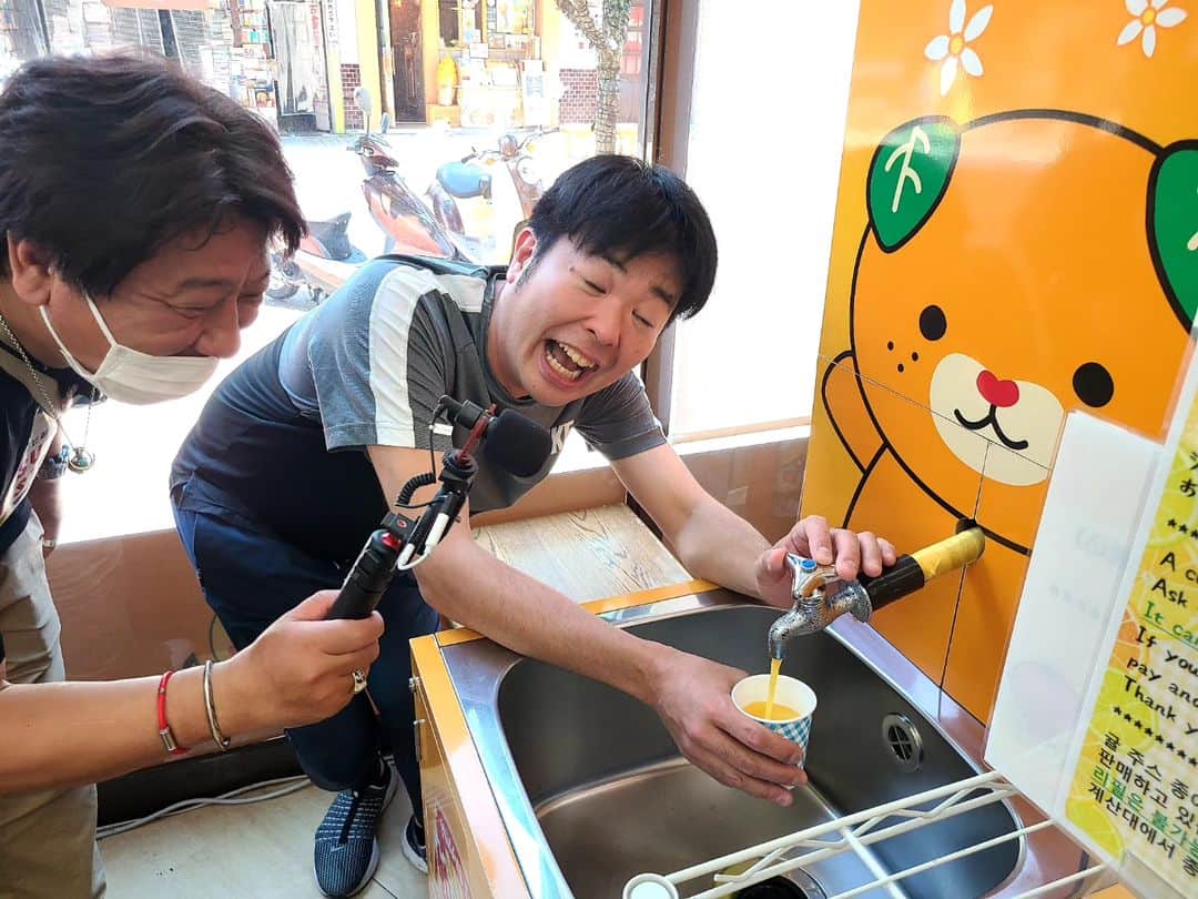 松本康太さんのインスタグラム写真 - (松本康太Instagram)「『レギュラーの全国あるある探検隊』(BSよしもとチャンネル)　7月から時間帯がお引っ越し！毎週土曜日16時30分～。　  次回は7月8日(土)16時30分～、愛媛県住みます芸人うっつんと愛媛県砥部町で「あるある」を探検！ 砥部町あるあるは「日本唯一！〇〇〇ホッキョクグマ〜前編」 いったい何が日本唯一？どんなホッキョクグマ！？　  写真は観光物産館さんにある「蛇口からみかんジュース」です。　  #BSよしもと#レギュラーの全国あるある探検隊#愛媛県#ウォーキング#探検#愛媛県住みます芸人#うっつん#レギュラー#あるある探検隊#蛇口からみかんジュース#蛇口みかんジュース#観光物産館#気絶」7月5日 21時53分 - aruarutankentai.matsumoto