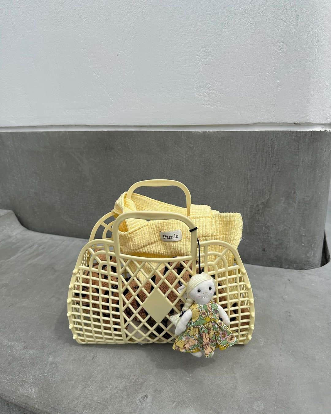 maichan1205さんのインスタグラム写真 - (maichan1205Instagram)「娘bag 自分で持ち運ぶおもちゃを選び入れている💛」7月5日 21時46分 - maichan1205
