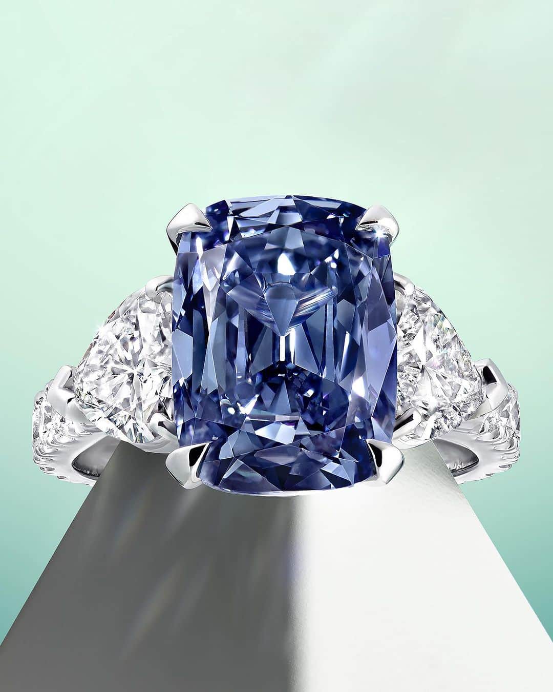 Graffさんのインスタグラム写真 - (GraffInstagram)「An incredibly rare 5 carat Fancy Vivid Blue diamond ring of singular beauty, set alongside two perfectly paired heart shape diamonds.   #GraffDiamonds」7月5日 21時46分 - graff