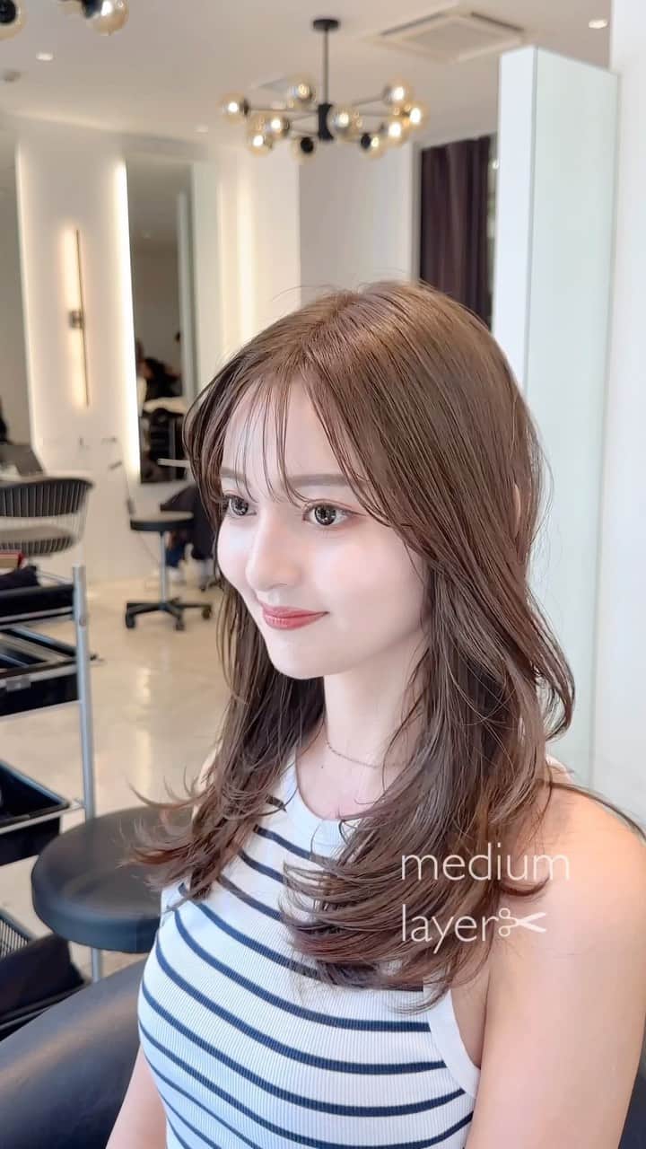 齋藤純也のインスタグラム：「ミディアムレイヤースタイル✂︎  柔らかい動きのあるデザインがこだわりです 顔まわりに深めに入れたレイヤースタイルです♪ 骨格と輪郭と髪質に合わせてその人らしく一番似合うヘアスタイルを💇‍♀️  ✴︎PRICE✴︎ カット✂︎7700円 カラー✂︎7700円  カットなしの場合シャンプーブロー料金+2200円 カラーはトリートメントin処方で圧倒的な艶感と手触りをプラスします。 ブリーチor3Dハイライト施術はプラス7700円です。 パーマ✂︎7700円 トリートメント✂︎種類多数によりカウンセリングで決めさせていただきます。5500円〜11000円 縮毛矯正✂︎17600円、前髪のみは6600円 ・ ネット予約が×の所もお電話かDMで時間調整できますので気軽にご連絡ください！ kelly.表参道本店　A1出口より徒歩45秒 東京都渋谷区神宮前5-2-5 JY表参道ビル２Ｆ kelly. ・ ・ ✔️群馬県伊勢崎市で出勤するスケジュールは隔週水曜日です。 群馬店は料金が異なります、お問い合わせください 群馬のご予約はＤＭまたは ホットペッパービューティーで  kelly. by L.O.G 検索✂︎ 在籍日程が少なくて申し訳ありません。 薬剤は最新のものを揃えました 群馬県伊勢崎市宮前町146-1」