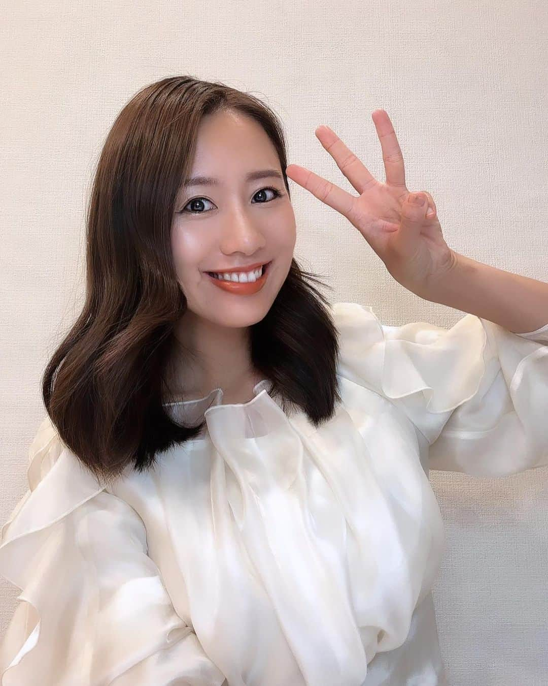 守永真彩のインスタグラム：「. . 楽天競馬LIVE‼️ スパーキングレディーカップ🏆✨  レディバグがスタートよく2番手に！ そして最後は抜け出して1着✨ 戻ってきたときの酒井騎手の笑顔が弾けてましたね☺️  私の本命◎スピーディキックはほんと、、あとちょっとだったから悔しいですが🥹💦熱い戦いでした🔥 そして3着のタガノクリステルもこのメンバー相手に最後の脚は素晴らしかったですし、4着のグランブリッジも58kgを背負って初の1600頑張ってましたよね🥹  素晴らしいレースを見せてくれた全人馬に感謝🙇‍♀️  ちなみに馬券は馬複的中🎯✨  そして最終レースで馬複・3連複当たって、今日は大幅プラスでした🫶💕  そして楽天競馬の勝負も逆転勝利🏅 初めて3桁になって嬉しかった🤣  髪切って馬券当たるシーズン継続中！笑 明日も明後日も競馬楽しむぞーー🐎✨  #川崎競馬　#競馬　#競馬女子 #競馬予想　#楽天競馬　#楽天 @rakutenkeiba」