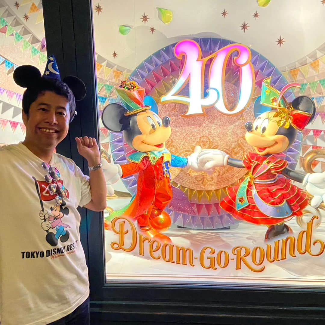 井口浩之のインスタグラム：「十数年ぶりのディズニー。  #ウエストランド #ストレッチーズ #青色一号 #ディズニー #ランドとは同い年 #ディズニーシー」