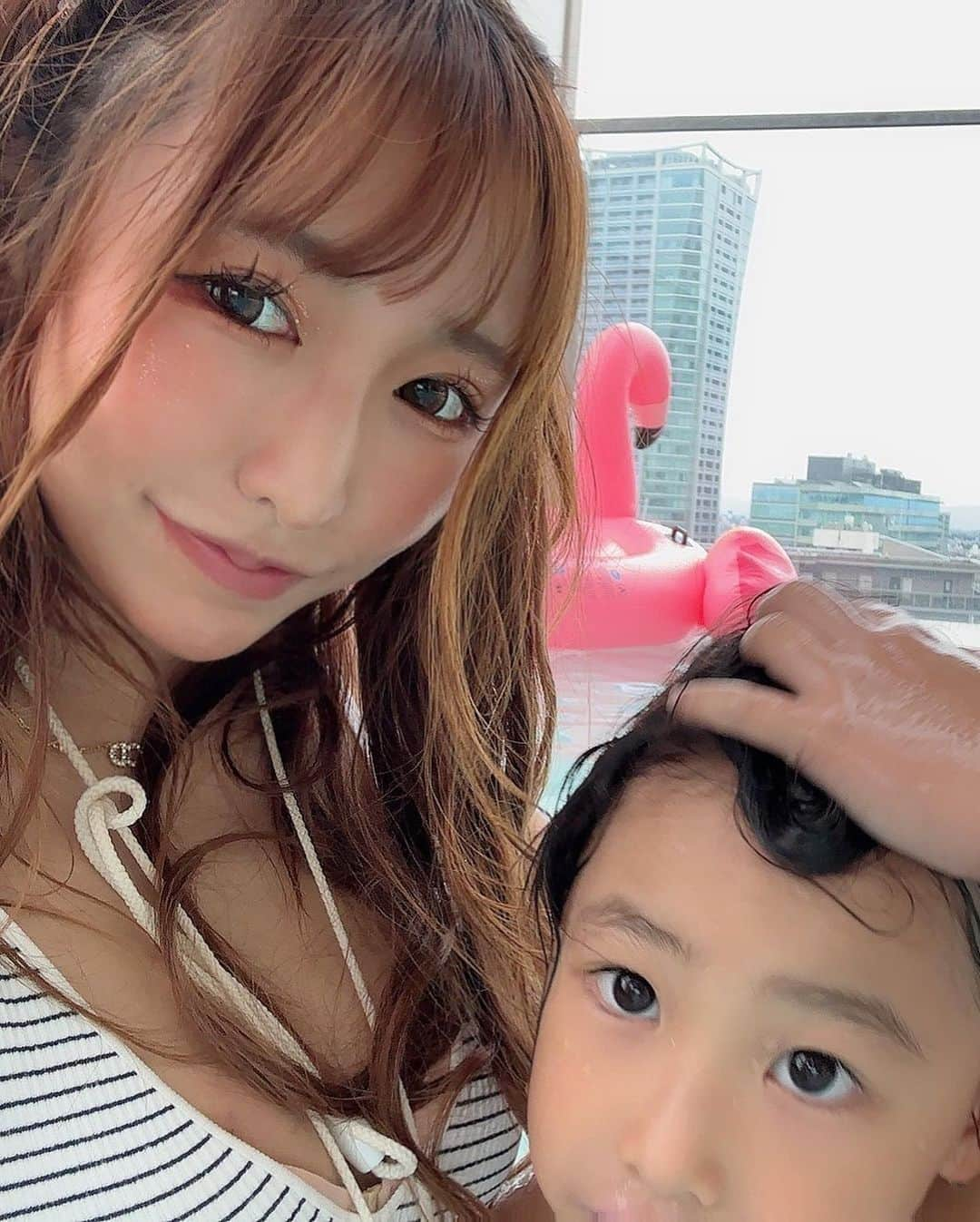 みにーさんのインスタグラム写真 - (みにーInstagram)「. 今年の夏もいっぱい思い出つくろうね🍼🍉🌻  #バーレスク　#バーレスク東京 #シングルマザー　#シンママ　#ママ　#プール　#夏　#宮下パーク　#渋谷　#親子　#息子　#ノンフィクション　#ザノンフィクション」7月5日 21時50分 - minnie_burlesqe