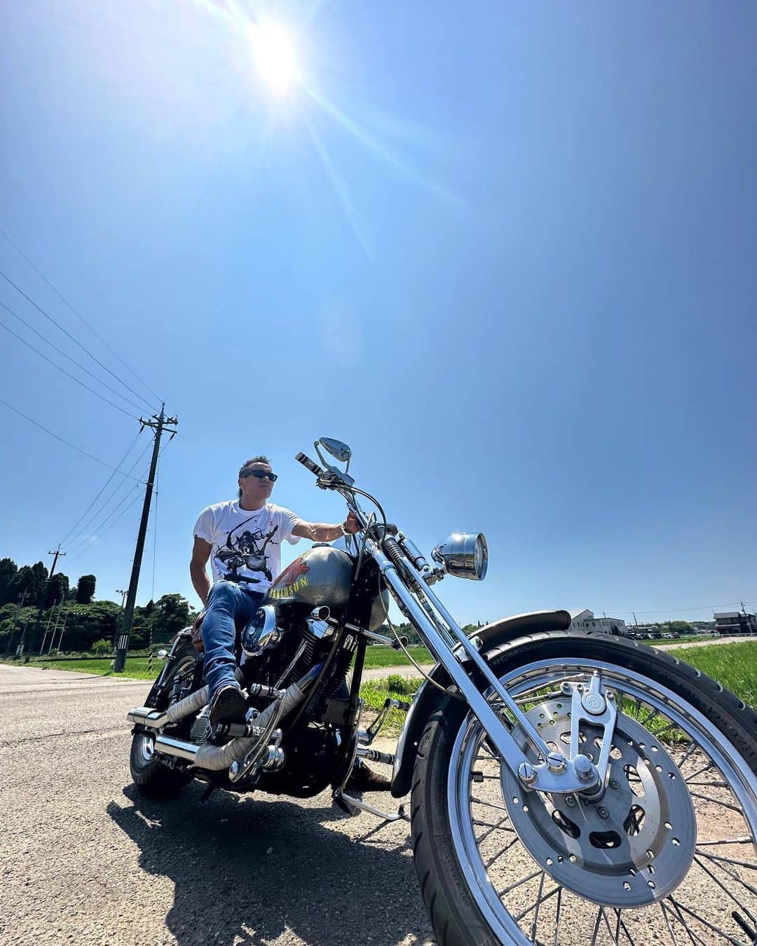 長渕剛のインスタグラム：「. 富山の田舎の道、 どこまでもどこまでも続け！ 快晴の日本の空、 俺はハーレーを久々走らせた🔥  #長渕剛 #nagabuchitsuyoshi #2023 #ツアー #oh #guitar #banjo #harleydavidson  #バイク #bike #🏍️ #☀️」