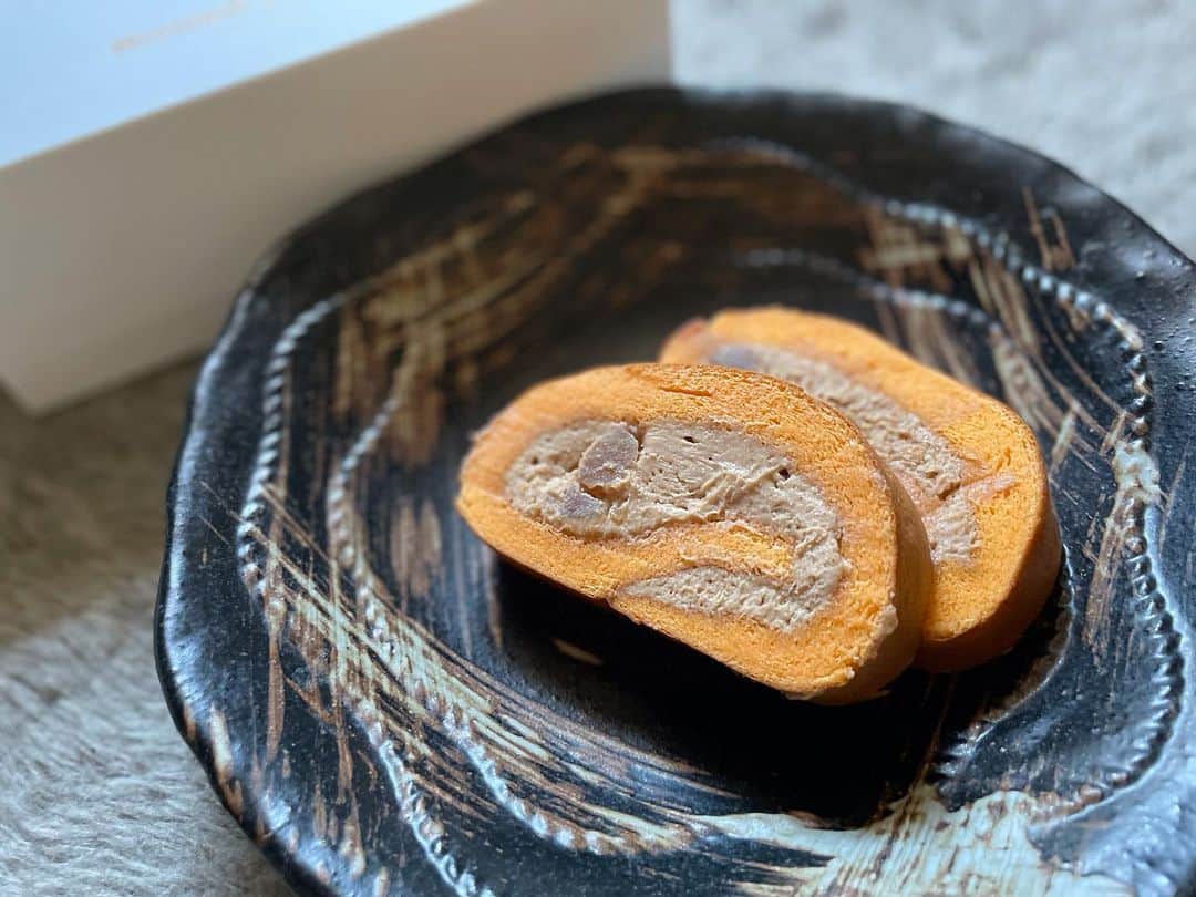 松浦麻里奈のインスタグラム：「おいしーっっ🥰💯 お取り寄せスイーツ🥺🎉　@rondo.felice 濃厚マロンロールケーキ！！ 冷蔵庫で解凍してから食べるよ😏👍  ゴロッと栗が入ってて、滑らかな濃厚なマロンクリームに ふわっとしててシットリとしてる生地！！  弾力さもあり、口の中マロンの香りが🥺🎉  東京の予約困難イタリアンで 多くのFoodie達を魅了した 絶品ドルチェ！！  #ロンドフェリーチェ #Makuake #マロンロールケーキ #お取り寄せスイーツ #予約困難店 #PR」