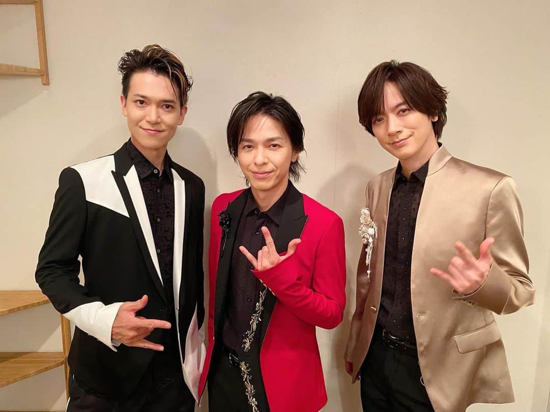 DAIGOのインスタグラム：「今日はBREAKERZのギター！AKIHIDEの誕生日🎂👏  素敵なまま歳を重ねていて、頼れるメンバー！！  これからも最高のギターリストとして音を轟かせていきましょう！  おめでとうぃっしゅ🤟  アキサマー！  #AKIHIDE #BREAKERZ #ギター #かっこいい #顔　 #イケメン #イケおじ #写真真ん中 #アキ様」