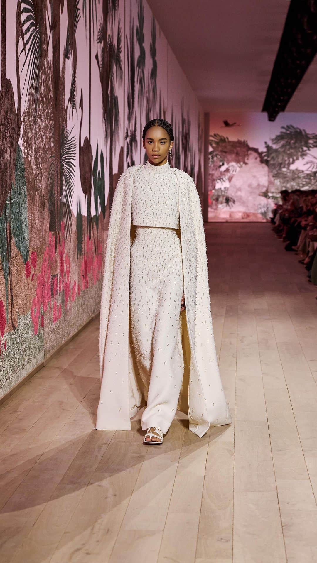 のインスタグラム：「Covered in a sparkling shower of pearl and handmade glass drops, see the statuesque last look in the #DiorCouture Autumn-Winter 2023-2024 show, an impeccable, classical silhouette that echoes the opening outfit. And relive the finale of this unveiling of a collection in which @MariaGraziaChiuri illustrated how seemingly familiar references from antiquity can be rethought and reinvented in a meaningfully new and modern manner.  © Music : « To Be Honest » by @ChristineandtheQueens」