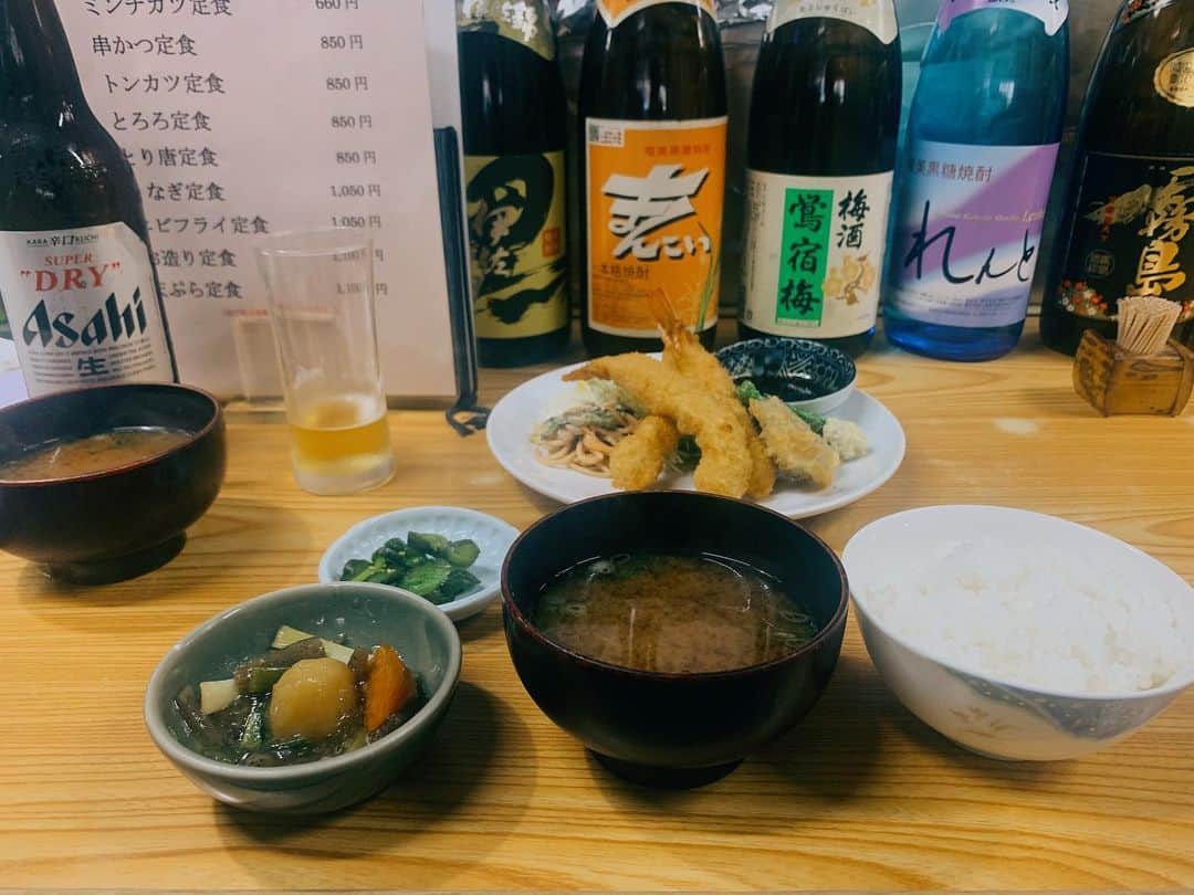 ゆきほのインスタグラム：「串カツ屋の海老フライは洋食屋の海老フライとは全く違う。  まんこいとは奄美の言葉で迎え入れるという意味らしいです。 . #串カツ #大阪ランチ」
