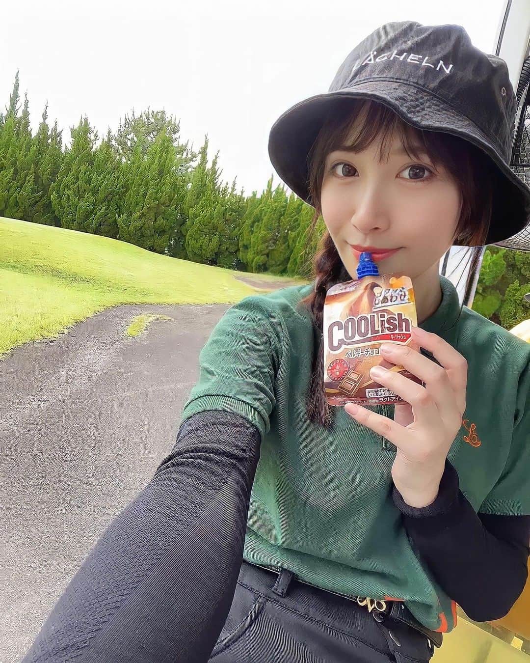 めるさんのインスタグラム写真 - (めるInstagram)「1枚目、移動中に撮ったら背景がシャーってなった🙃  カラスにおにぎり取られて、茶店でクーリッシュとソイジョイ買った日🥹💔 燃費悪くてすぐお腹空くから、いつも🍙をカートに持ってってるんだけど食べられた…🐦‍⬛ 茶店に🍙置いたら需要ありそうだけど、置いてるところ無いよね😂⁈  動画は自分の球の行方が分かってないやつ🤦‍♀️ たまにあるのよねw」7月5日 21時56分 - meru_golf