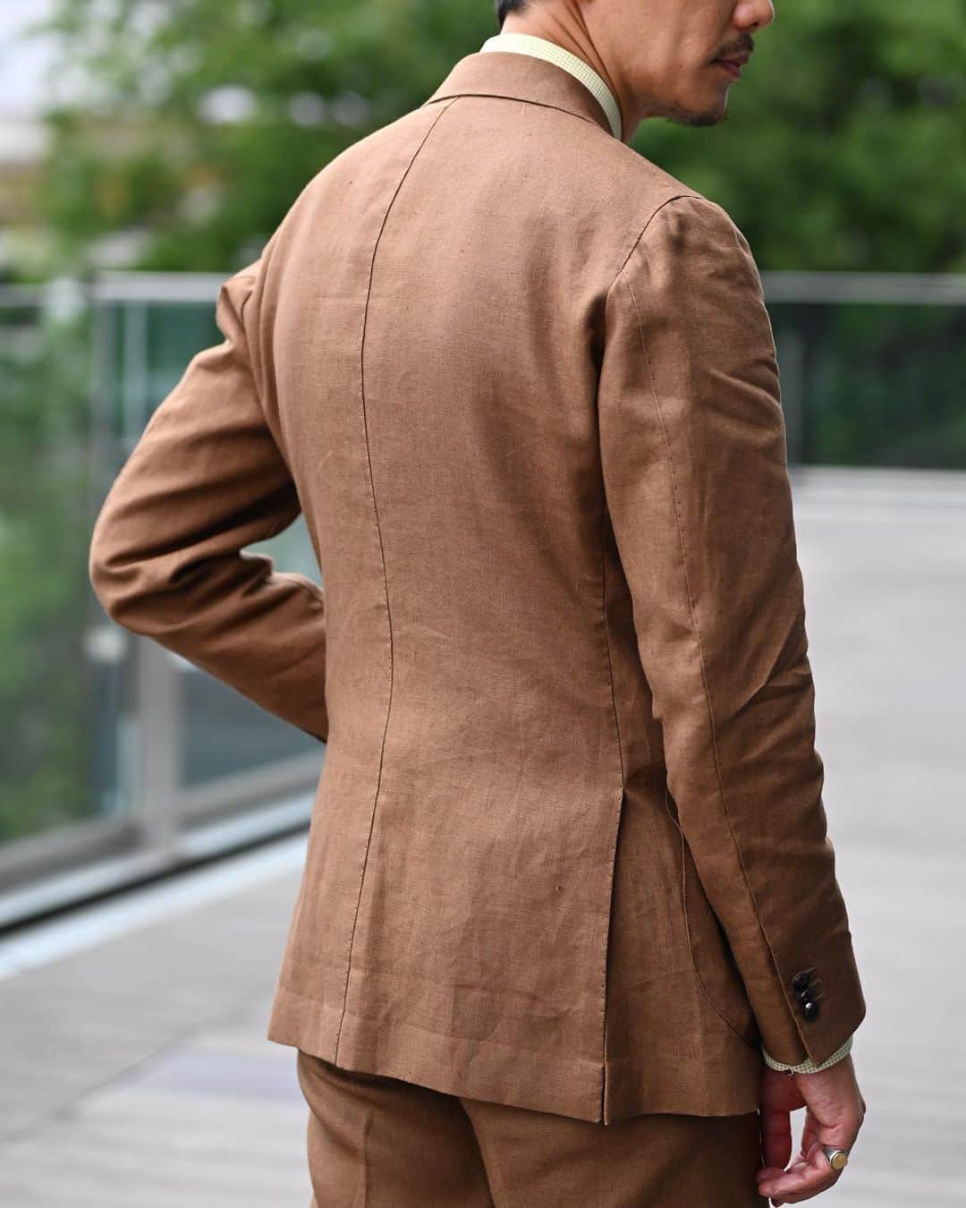 Shuhei Nishiguchiさんのインスタグラム写真 - (Shuhei NishiguchiInstagram)「"Refined Linen Suit Look"◀◀︎◀︎9pics リネンスーツをタイドアップ。 夏らしく柔らかなカラーリングでこの時期を愉しみたい。 海外出張には間に合わなかったけれど、夏に間に合ったスミズーラのスーツはやっぱり最高の仕上がりでした。  【ITEM】 Suit： @alfonso.sirica  Shirt： @brooksbrothers vintage Tie： arnys vintage Pocket square： vintage Belt： @laiglonofficial  Shoes： @edwardgreen1890  Watch： @jaegerlecoultre 70's  #beamsf #gentlemanstyle #sartorial #fattoamano #classicmenswear #vintagewatch #suitstyle #mensweardaily #spezzatura #ootdmen」7月5日 21時56分 - shuhei_nishiguchi