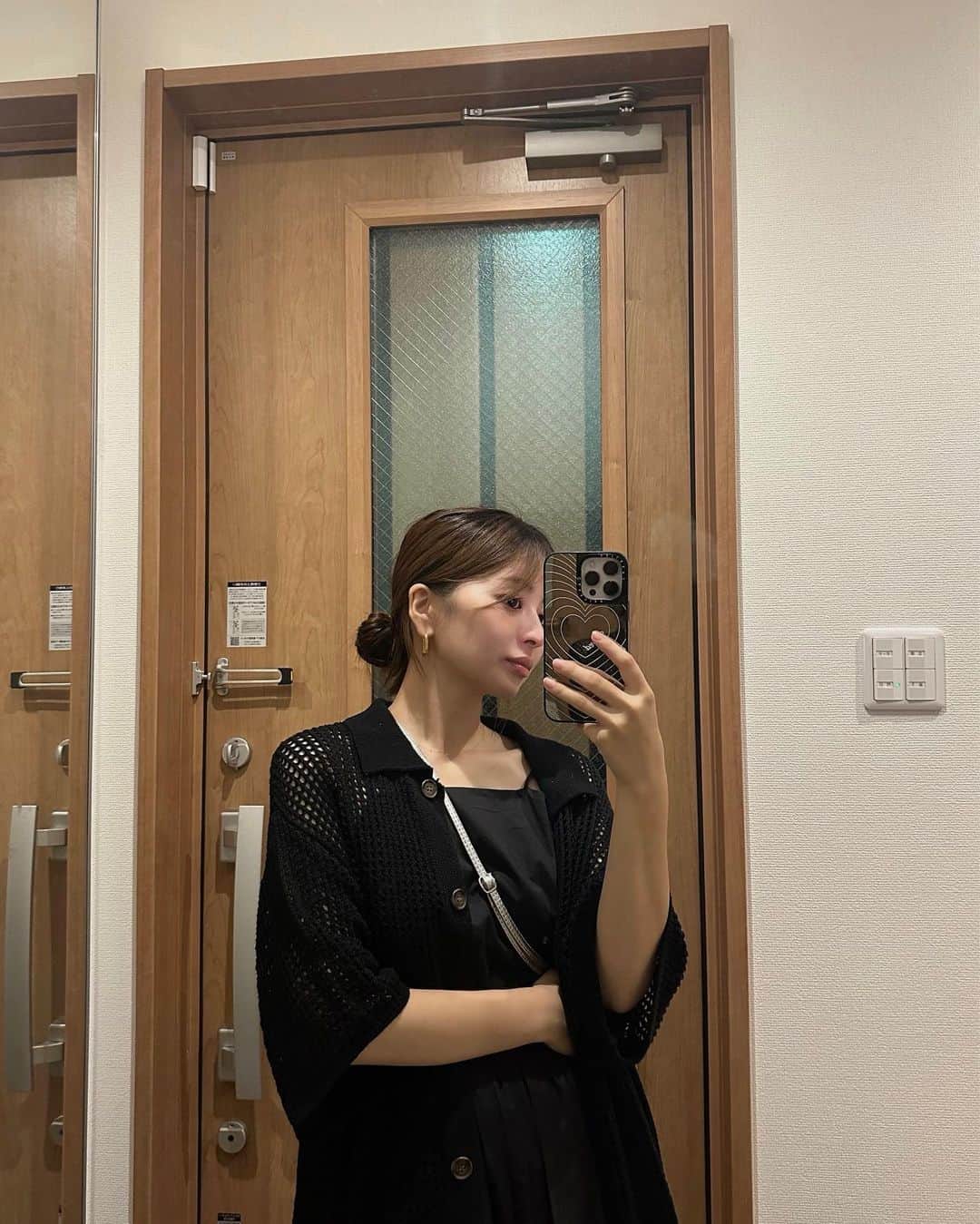 田中優衣のインスタグラム：「まっくろくろすけ。 クーラー生活で喉が痛い。ゼ⚡️」