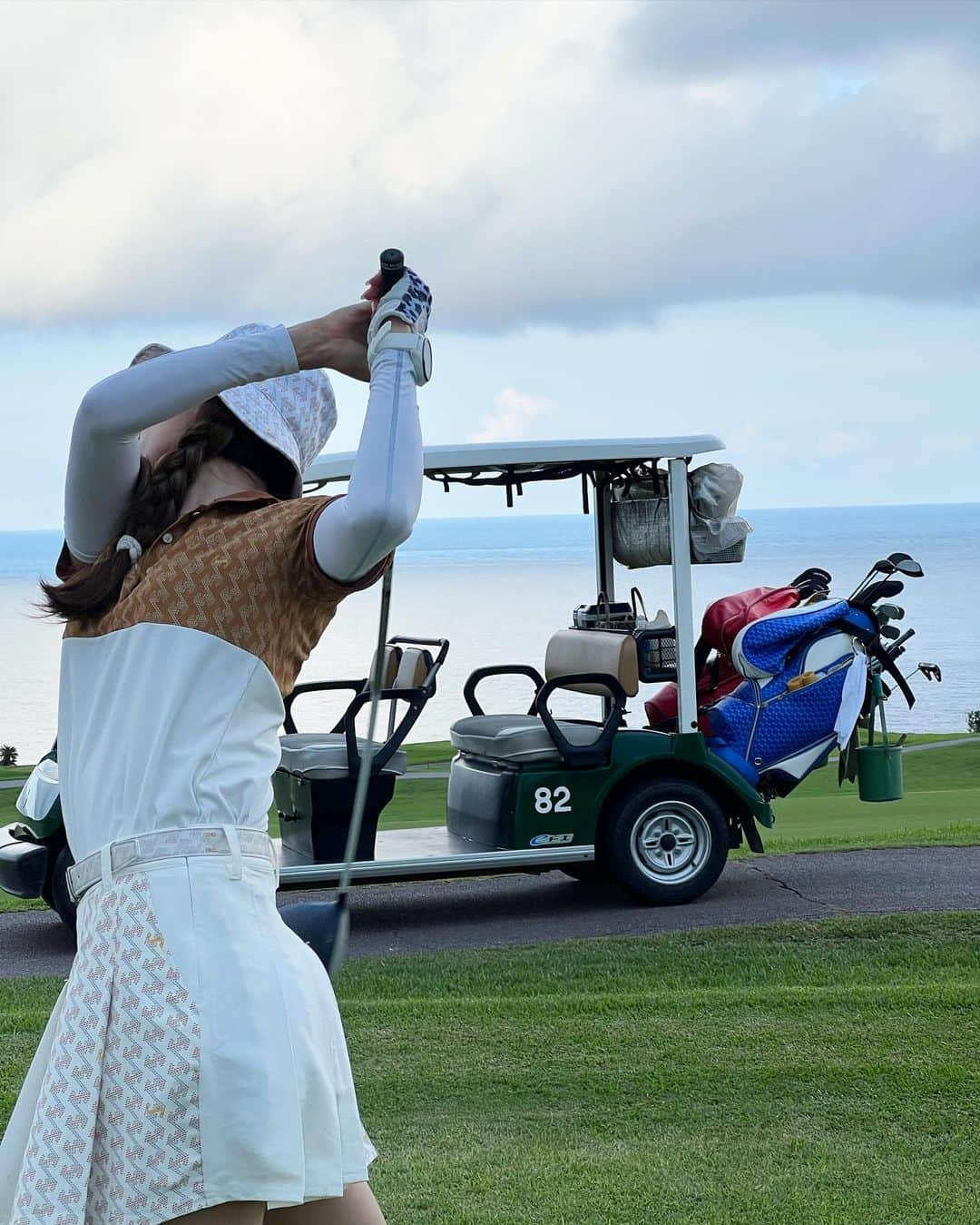 朝風れいさんのインスタグラム写真 - (朝風れいInstagram)「🩵🏝️🏌️‍♀️🏝️🩵  𝙶𝚘𝚕𝚏 𝚒𝚗 𝙾𝚔𝚒𝚗𝚊𝚠𝚊 🌈🌺  お天気はまぉまぁギリギリでした（梅雨最終日）プレー前にスコール来てた😅☔️  沖縄到着してすぐのゴルフで、海を目の前にして、めっっちゃくちゃテンション上がった❤️‍🔥ここ沖縄なんだって実感！！ ⑥は、ワンオンして喜んでた動画ですw  あとはほぼドライバー飛ばなかった日🤫  #ザサザンリンクスゴルフクラブ #サザンリンクスゴルフクラブ  #thesouthernlinksgolfclub  #golf #ilovegolf #golfwear #resurrection #ressurectiontokyo #ゴルフ #ゴルフ女子 #沖縄ゴルフ  #レザレクション #レザレクショントウキョウ #ゴルフウェア   #okinawa #japan #okinawatrip #trip #travel #沖縄 #沖縄旅行 #旅行」7月5日 21時59分 - rei.wd