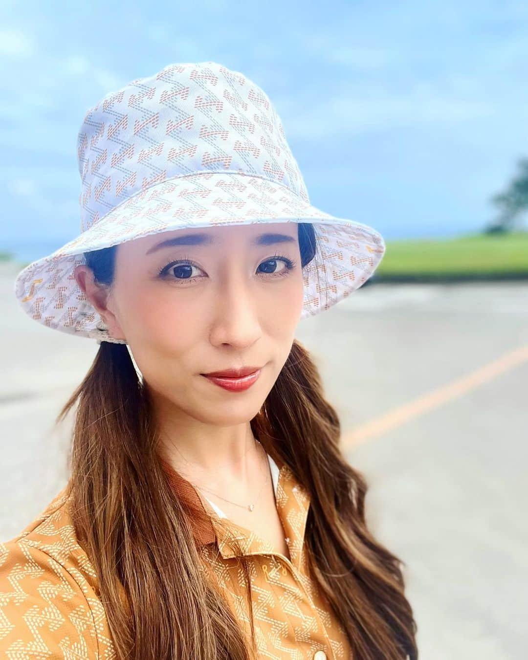 朝風れいのインスタグラム：「🩵🏝️🏌️‍♀️🏝️🩵  𝙶𝚘𝚕𝚏 𝚒𝚗 𝙾𝚔𝚒𝚗𝚊𝚠𝚊 🌈🌺  お天気はまぉまぁギリギリでした（梅雨最終日）プレー前にスコール来てた😅☔️  沖縄到着してすぐのゴルフで、海を目の前にして、めっっちゃくちゃテンション上がった❤️‍🔥ここ沖縄なんだって実感！！ ⑥は、ワンオンして喜んでた動画ですw  あとはほぼドライバー飛ばなかった日🤫  #ザサザンリンクスゴルフクラブ #サザンリンクスゴルフクラブ  #thesouthernlinksgolfclub  #golf #ilovegolf #golfwear #resurrection #ressurectiontokyo #ゴルフ #ゴルフ女子 #沖縄ゴルフ  #レザレクション #レザレクショントウキョウ #ゴルフウェア   #okinawa #japan #okinawatrip #trip #travel #沖縄 #沖縄旅行 #旅行」