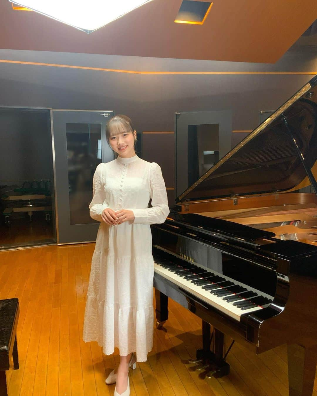 小林萌花さんのインスタグラム写真 - (小林萌花Instagram)「🎹🎹🎹  7月5日リリース 松原健之さんの「カサブランカ」 ピアノの演奏をさせていただきました！  MVも公開されてます！ ぜひたくさん聴いてください♪  #カサブランカ #松原健之 さん #BEYOOOOONDS #小林萌花 #ピアノ」7月5日 21時59分 - honoka_kobayashi.official