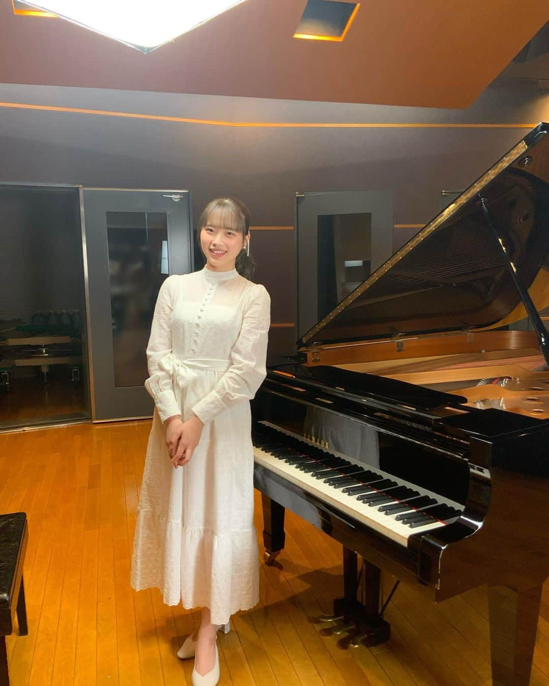 小林萌花さんのインスタグラム写真 - (小林萌花Instagram)「🎹🎹🎹  7月5日リリース 松原健之さんの「カサブランカ」 ピアノの演奏をさせていただきました！  MVも公開されてます！ ぜひたくさん聴いてください♪  #カサブランカ #松原健之 さん #BEYOOOOONDS #小林萌花 #ピアノ」7月5日 21時59分 - honoka_kobayashi.official