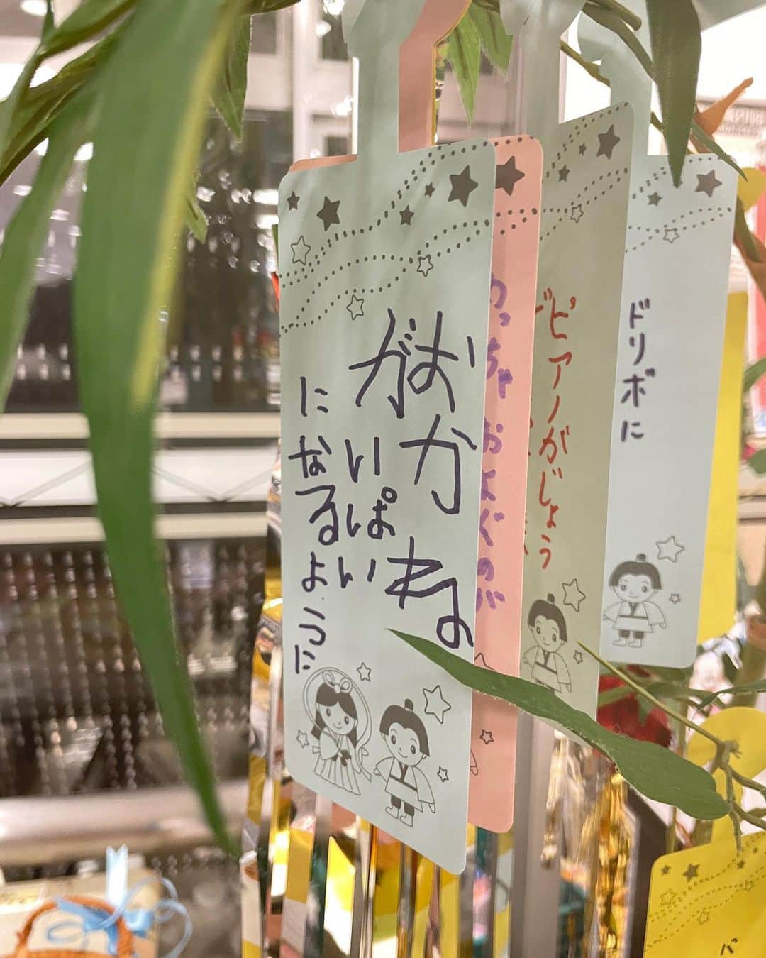 Lilmeさんのインスタグラム写真 - (LilmeInstagram)「이제 곧 칠석이네요〜🎋✨  あと２日後には七夕ですね〜 皆さんは今年なんのお願いをしますか？   私はいま週3の運動しているおかげで どんどん身体が絞れてきているので、 このまま諦めずに運動を続けて 自分がなりたい自分になる為に諦めない心を持てますようにとお願いするつもりです🙏🏻笑  今年はゴルフももっと極められたら嬉しいです⛳️🥰 . . . . #도쿄#도쿄여행#일본#단발#단발머리#韓国#韓国ファッション#韓国コスメ#韓国ストリート#メイク#タンバルモリ#ボブ」7月5日 22時00分 - lilme_official