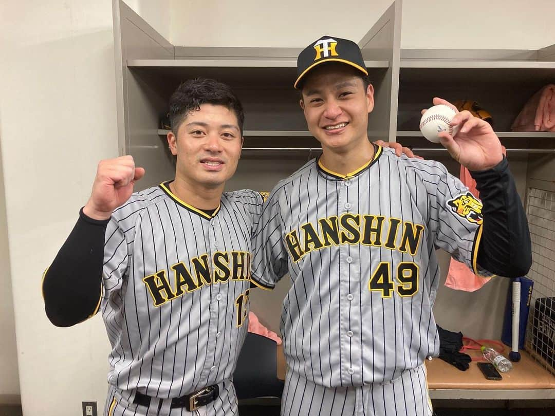 大竹耕太郎のインスタグラム：「7勝目！ 初完封できました^ ^ なんだかんだで ツーショット 初めてなので嬉しいです✌️ #坂本誠志郎さん #六大学の大先輩 #僕の気持ちを察するプロ #いつもありがとうございます #初完封」