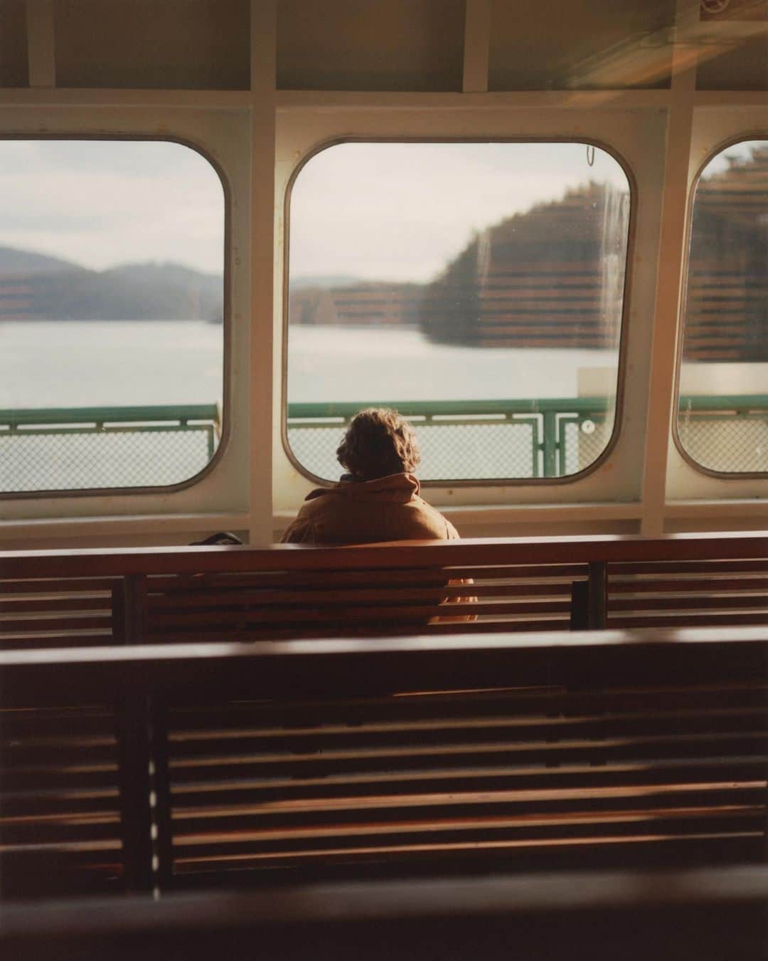 のインスタグラム：「Aboard the ferry to Orcas Island ⛴ From Kinfolk Travel, out now. (Photo: @anthonyblaskophoto)」