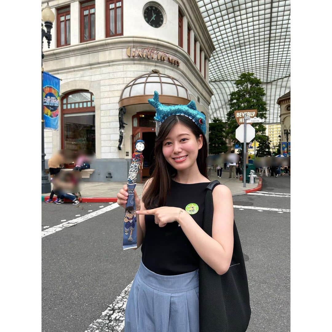 足立夏保のインスタグラム：「. ユニバでコナンくんを発見👓  小学生の頃からの親友と、 一日中子供のようにはしゃいでいました☺︎  ten.で見た、夏の限定イベントも行くしかないですね〜。  この日もとっても暑かったです。 みなさんも水分、塩分補給を心がけてお過ごしくださいね。  #読売テレビ #ytv #アナウンサー #ユニバ #ユニバコーデ #名探偵コナン」