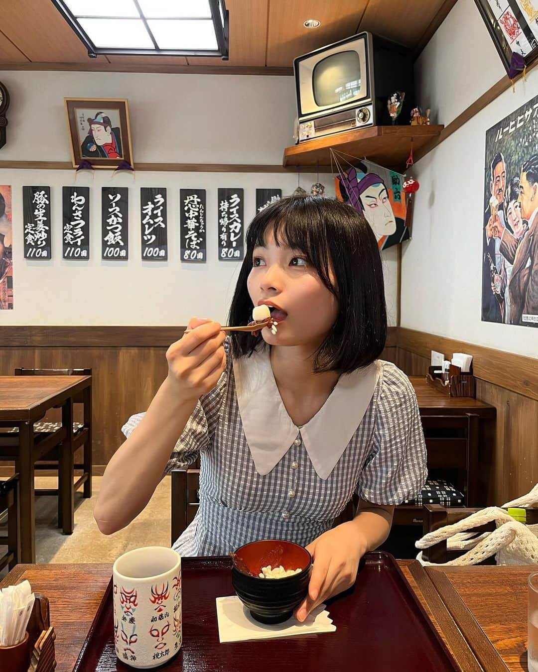 日高里緒のインスタグラム：「びっくりするほど食べました🍡🍝🍹🥞  ぜんざい、ハットケーキ、メロンソーダ ナポリタン、ラムネ、メンチカツ、お団子  こちらのラインナップでお送りしました👏🏻  そしてちゃっかり自分へのお土産として "チョコレイトモチ"も買って帰りました✌︎  たくさんの撮影が終わって 食べ過ぎています。やばいです。はい。  しか〜し！来週も撮影があるので またきも〜ちだけ気をつけます。はい。  #西武園ゆうえんち　どれも美味し過ぎました…！  #レトロ#喫茶店#昭和レトロ」