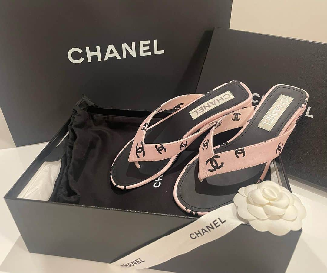 ゆいのインスタグラム：「. . . I love CHANEL🩷🩷  . . .  #chanel #chanellover #chanelshoes #shopping #シャネル #サンダル #新作 #シャネル購入品 #購入品 #かわいい #かわいいは正義 #オシャレ」