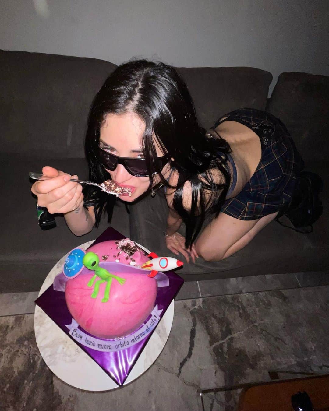 Greta Menchiのインスタグラム：「L'inaspettata torta che Cristian ha piantato come una sorpresa tra i boschi, la freschezza della frutta appena colta, l'innocente sorriso di un cucciolo di gigante, le bambole che si rifiutavano di essere rinchiuse in una valigia... noi, per un paio d'ore, in un affascinante esplorazione sottomarina di un lago dall'acqua gelida per recuperare gli occhiali di Cri - ricordo vivido del nostro primo incontro - scoprendo solo dopo l'immersione la sua insondabile profondità. E poi il bosco, la pioggia, la libertà... un post, un frammento del mio cuore ✨⭐️」
