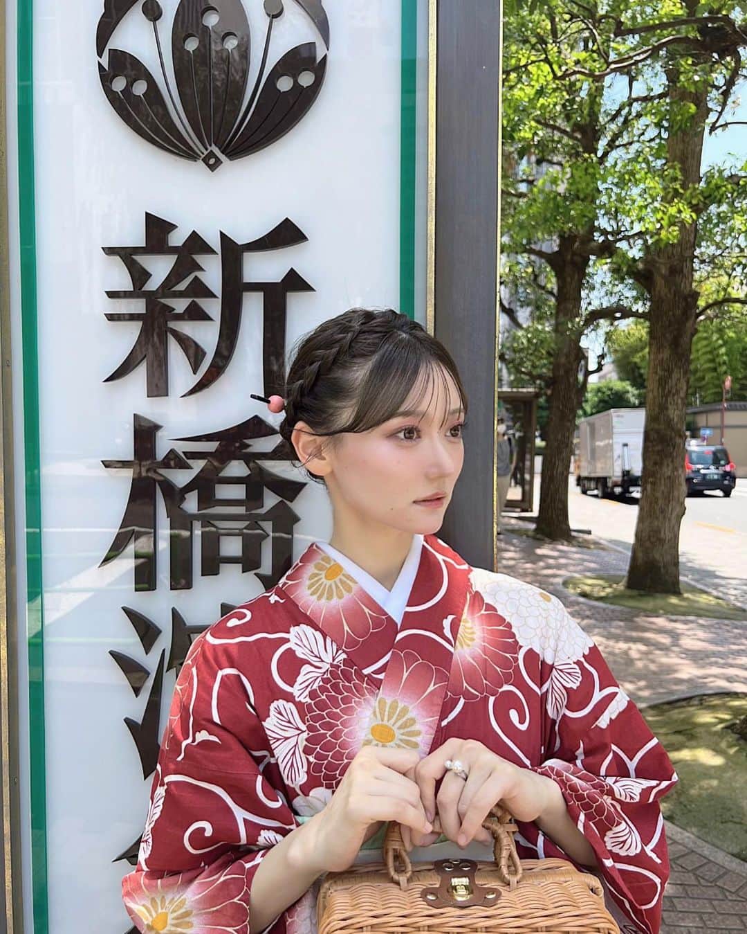 石綿日向子のインスタグラム：「🍧  7月新作歌舞伎「刀剣乱舞」🎭  夏着物を着て、おばあちゃまと母と3人で観に行きました🏯👵🏻  初夏を感じられる黄緑色の差し色がポイント🍃  歌舞伎は何度か見たことがあったけど尾上さんの演出がとにかく興味深くて面白くて定期的に行く約束をしました☺️  ずっと触れて来たクラシックとは別のジャンルの音楽でも、何かを創り上げる芸術って本当にいいなぁとしみじみ  感動しつつ勉強になりました🥺📖  #新橋演舞場 #刀剣乱舞 #歌舞伎 #着物コーデ」