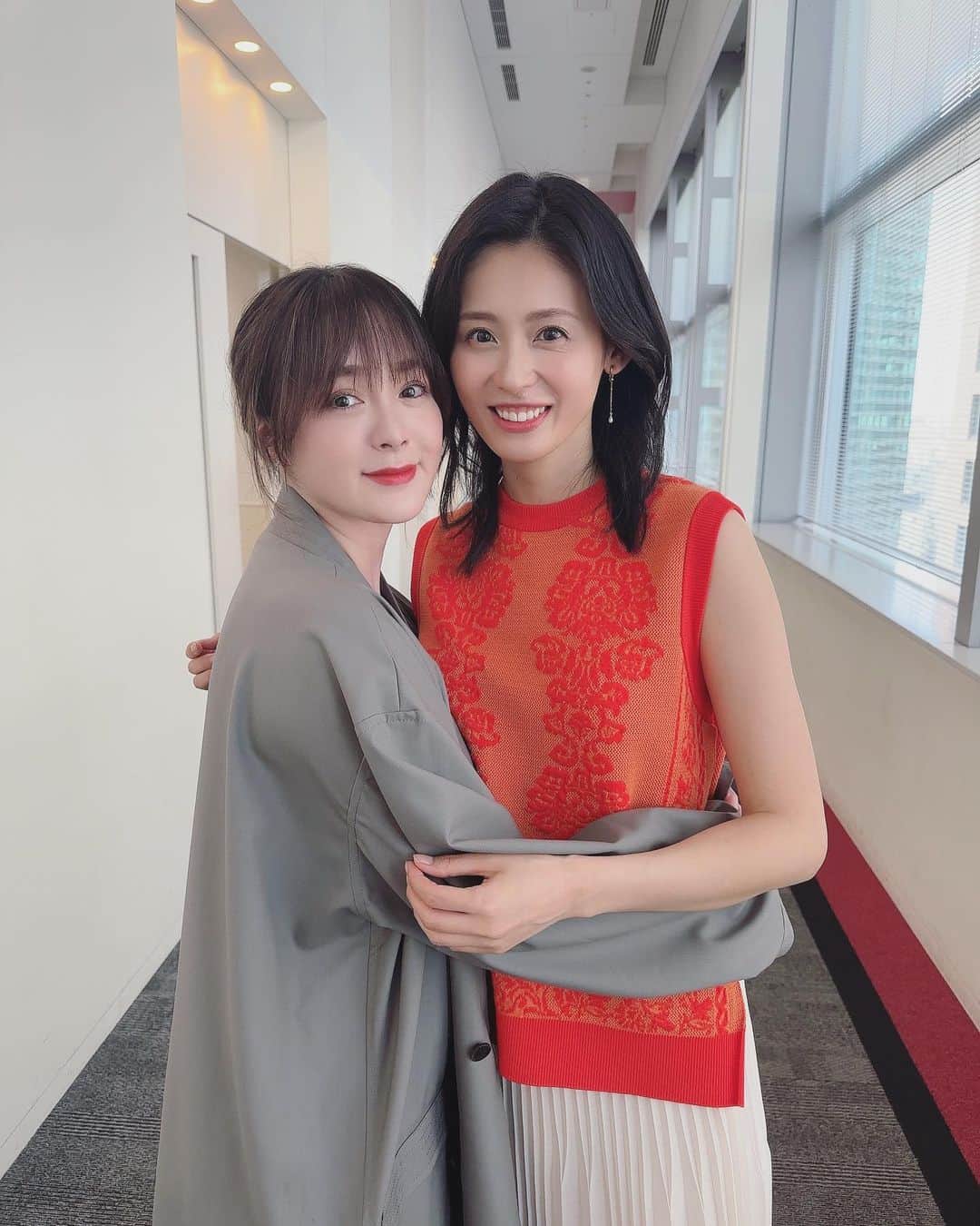 貫地谷しほりのインスタグラム：「芸能界小顔選手権 暫定一位の本仮屋ユイカーーー！ ユイカと番組で一緒でしたー！ バラエティで会うユイカは何とも心強いお姉様でした♡ #日テレ #上田と女が吠える夜 #本仮屋ユイカ #映画 #オレンジランプ」