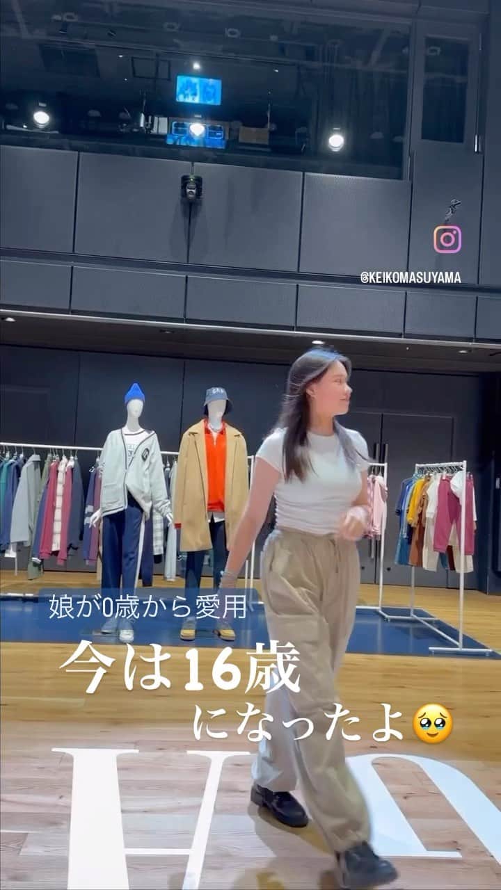 増山敬子のインスタグラム：「子供達がbabyの頃から愛用して、もう大人サイズを愛用するくらい大きくなりました🥹  成長ってあっという間。 ずっとずっと"家族"みんながこんなに長く愛用しているのは gapだけだなっ☀️  カラフルでポップなbaby服が、16年前探すのが大変だった。今や、teenだから制服にgapを合わせて着るのが トレンドなんだよ！っと教わる側に🥹  もう一人妊娠したらまたgapbabyを着せたい！  ん？  相手おるんか？  いや相手おらず、ダイエットリバウンドで妊婦風なお腹に戻りました🤰😂  @gap_jp  #gap #ギャップ#40代ファッション #高校生 #10代コーデ #y2k #高校生ママ」