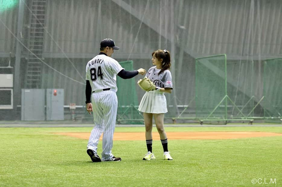 菊池柚花さんのインスタグラム写真 - (菊池柚花Instagram)「. . . 始球式当日、黒木コーチに投球指導をしていただきました⚾️ 限られた時間の中でしたが、沢山のアドバイスをいただきました！  緊張している私に、 「スタジアムには何万人のお客さんがいるけど、いつもその数以上を前に生放送をしているのだから大丈夫だよ👌🏻」 とエールもいただき、ほんっとうに心強かったです。  お忙しい中時間を作ってくださった黒木コーチ、そして球団の皆さまありがとうございました。  そしてカメラマンさん、何百枚と素敵な瞬間を収めてくださりありがとうございます😭 全て載せきれないですが、全部全部宝物です。」7月5日 22時13分 - kikuchiyuuka