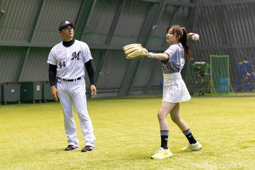 菊池柚花さんのインスタグラム写真 - (菊池柚花Instagram)「. . . 始球式当日、黒木コーチに投球指導をしていただきました⚾️ 限られた時間の中でしたが、沢山のアドバイスをいただきました！  緊張している私に、 「スタジアムには何万人のお客さんがいるけど、いつもその数以上を前に生放送をしているのだから大丈夫だよ👌🏻」 とエールもいただき、ほんっとうに心強かったです。  お忙しい中時間を作ってくださった黒木コーチ、そして球団の皆さまありがとうございました。  そしてカメラマンさん、何百枚と素敵な瞬間を収めてくださりありがとうございます😭 全て載せきれないですが、全部全部宝物です。」7月5日 22時13分 - kikuchiyuuka