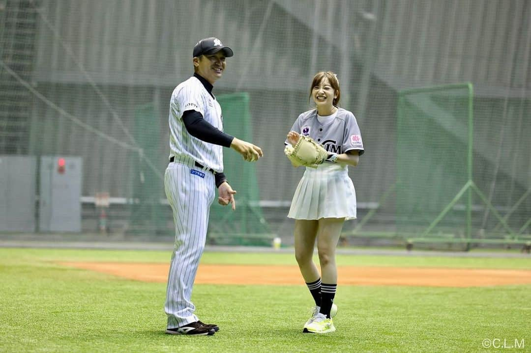 菊池柚花さんのインスタグラム写真 - (菊池柚花Instagram)「. . . 始球式当日、黒木コーチに投球指導をしていただきました⚾️ 限られた時間の中でしたが、沢山のアドバイスをいただきました！  緊張している私に、 「スタジアムには何万人のお客さんがいるけど、いつもその数以上を前に生放送をしているのだから大丈夫だよ👌🏻」 とエールもいただき、ほんっとうに心強かったです。  お忙しい中時間を作ってくださった黒木コーチ、そして球団の皆さまありがとうございました。  そしてカメラマンさん、何百枚と素敵な瞬間を収めてくださりありがとうございます😭 全て載せきれないですが、全部全部宝物です。」7月5日 22時13分 - kikuchiyuuka